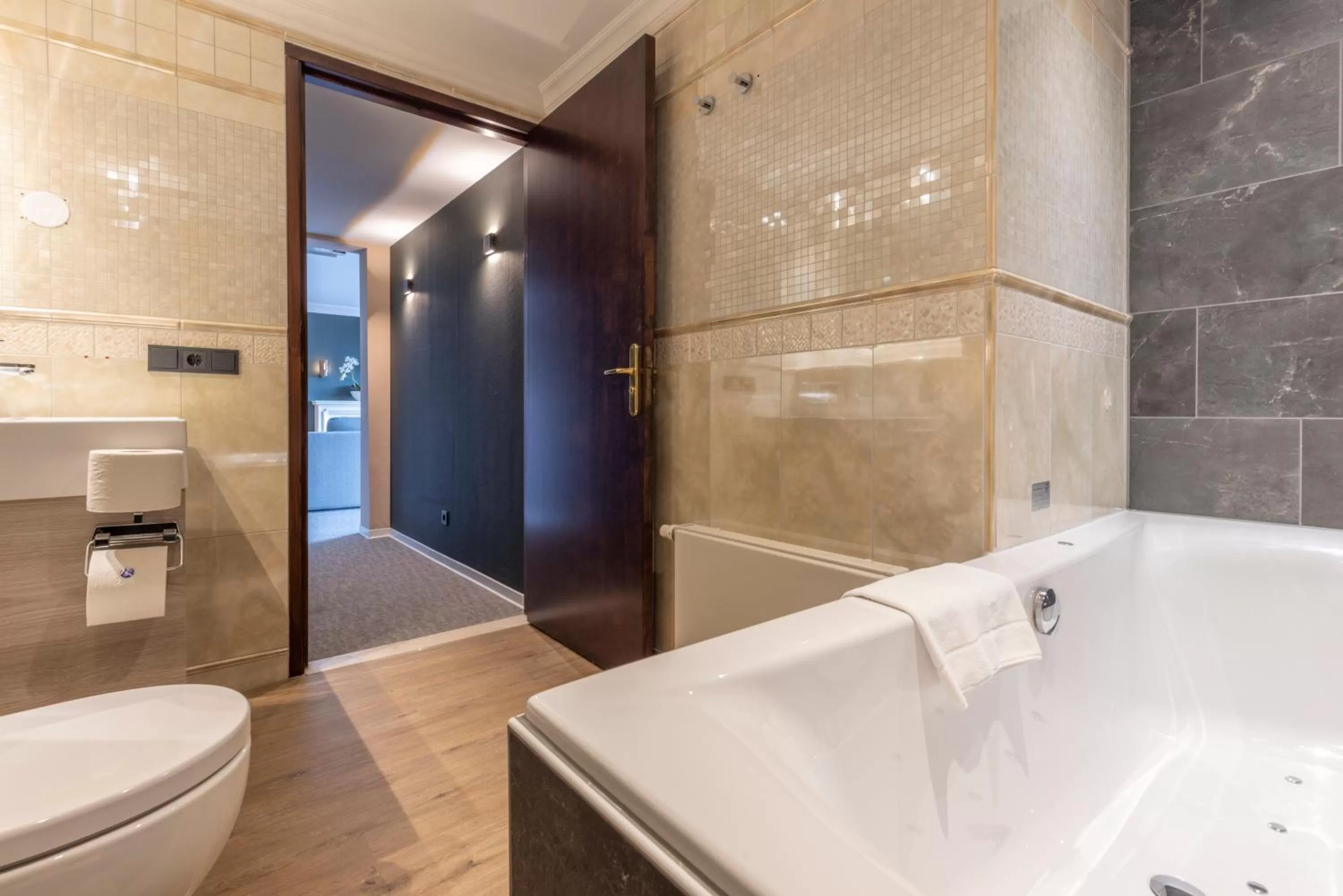 Shower in Fletcher Familiehotel De Hunzebergen