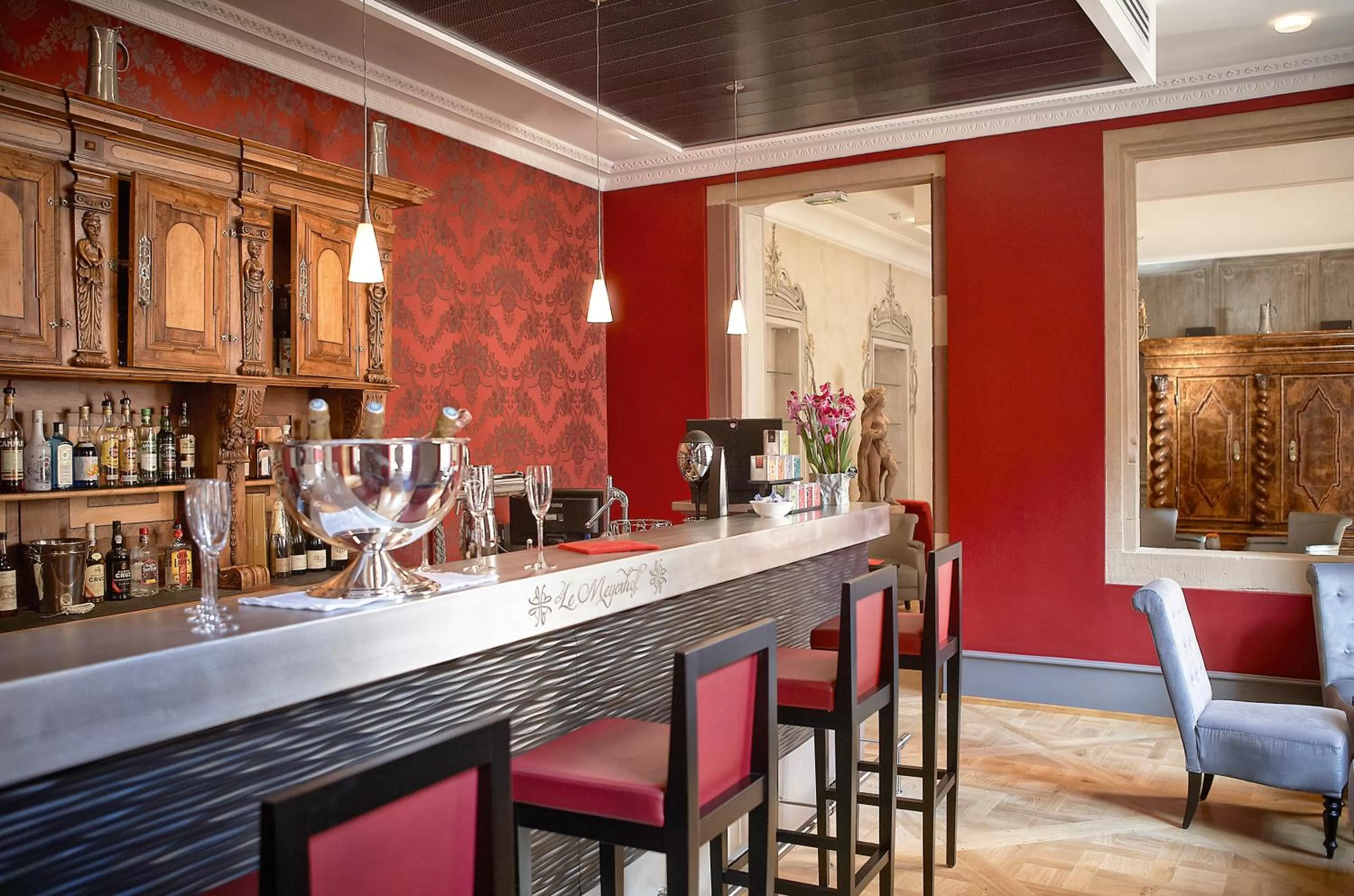 Lounge or bar in Hôtel & Spa Le Bouclier D'or