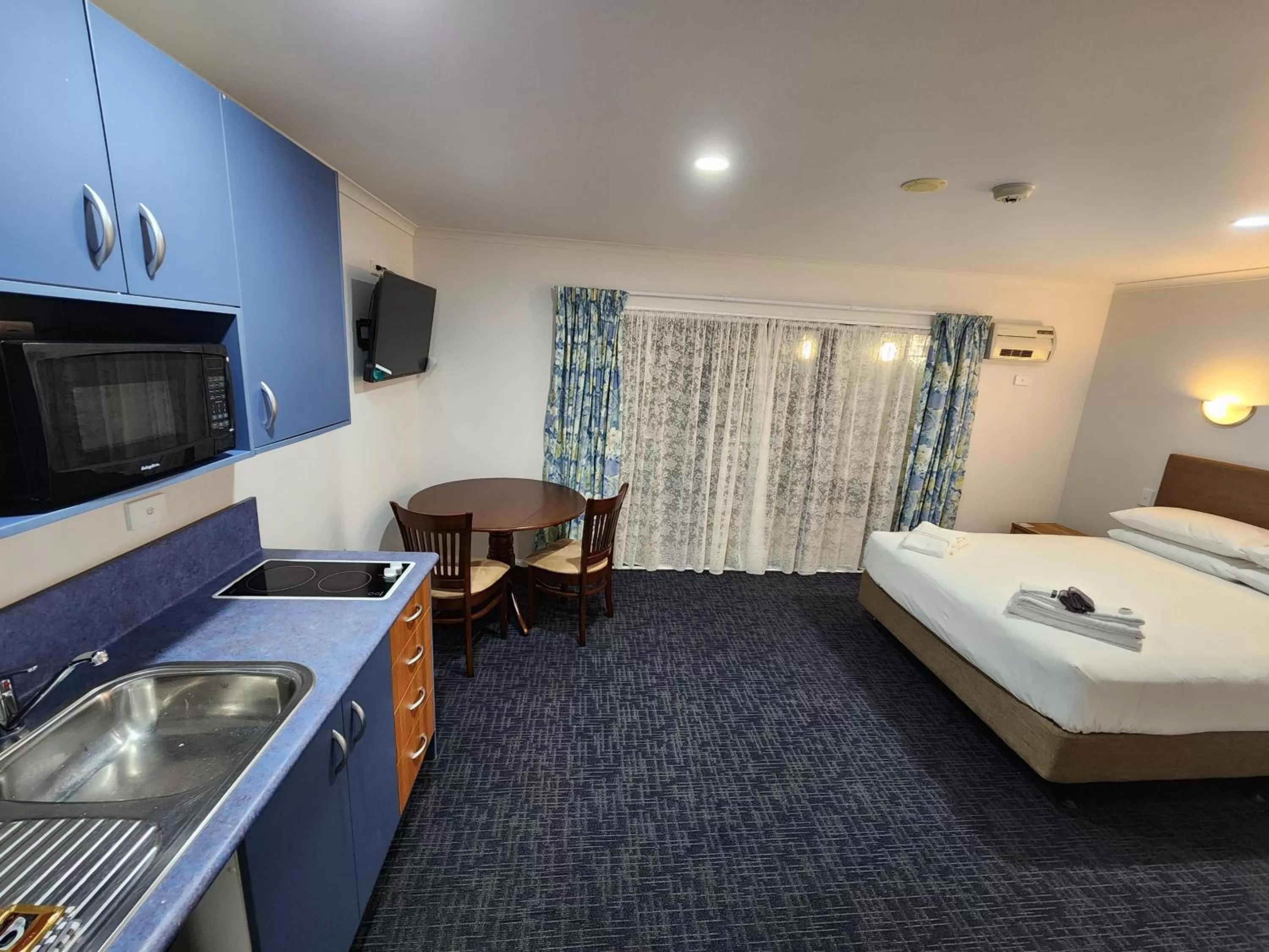 Bed in Botany Palms Motel