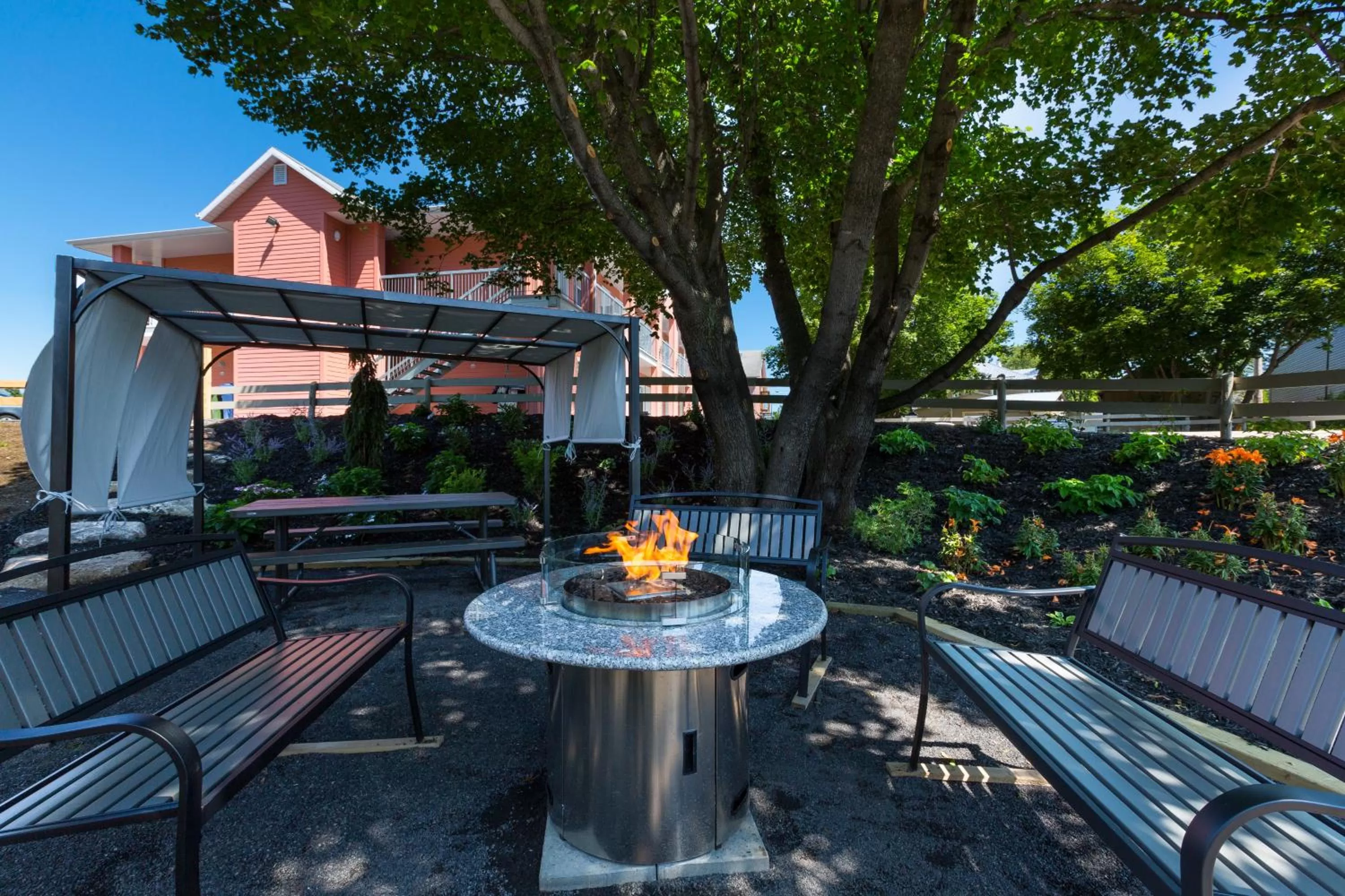 BBQ facilities in Hotel-Motel Castel de la Mer