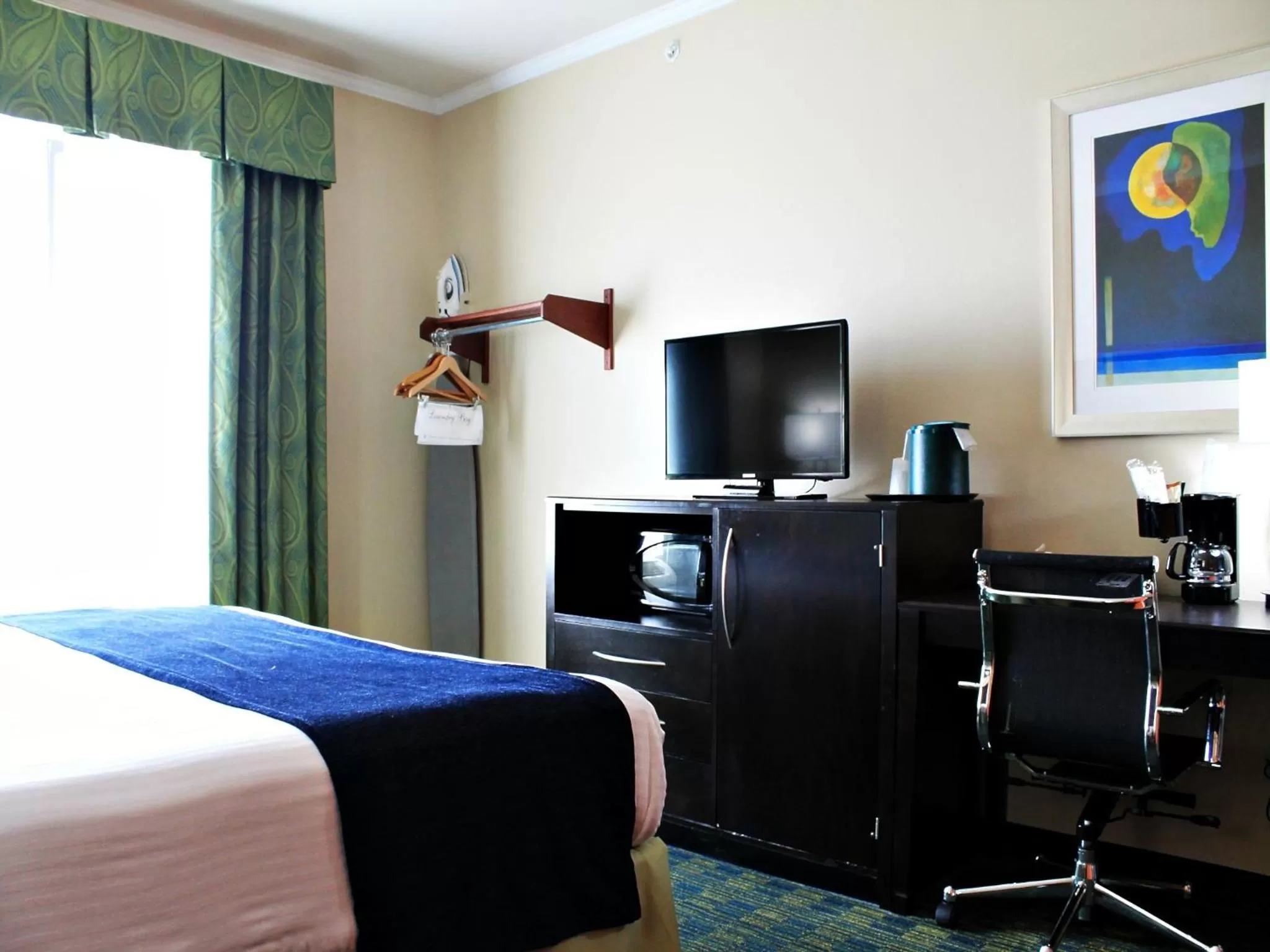 Photo of the whole room, Bed in Cityview Inn & Suites Downtown /RiverCenter Area