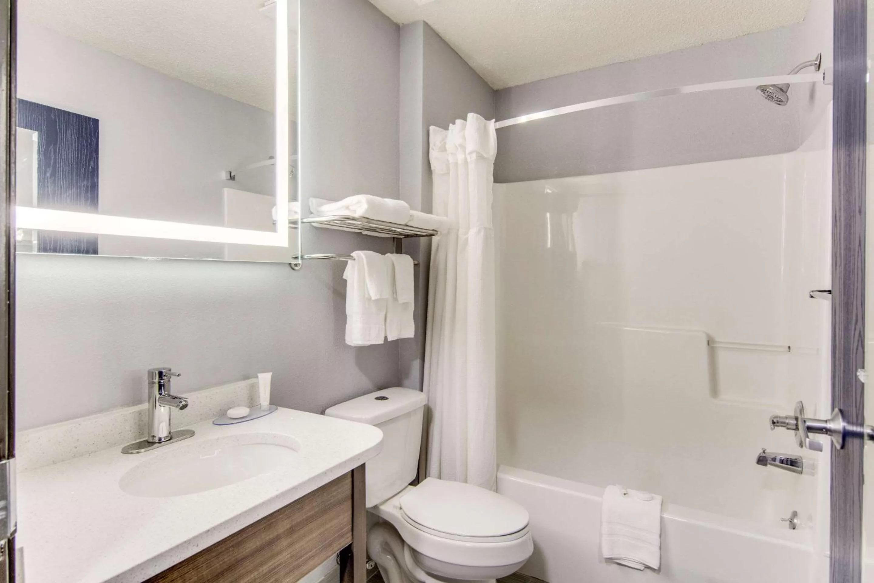 Bathroom in Clarion Pointe on the lake Clarksville-South Hill West