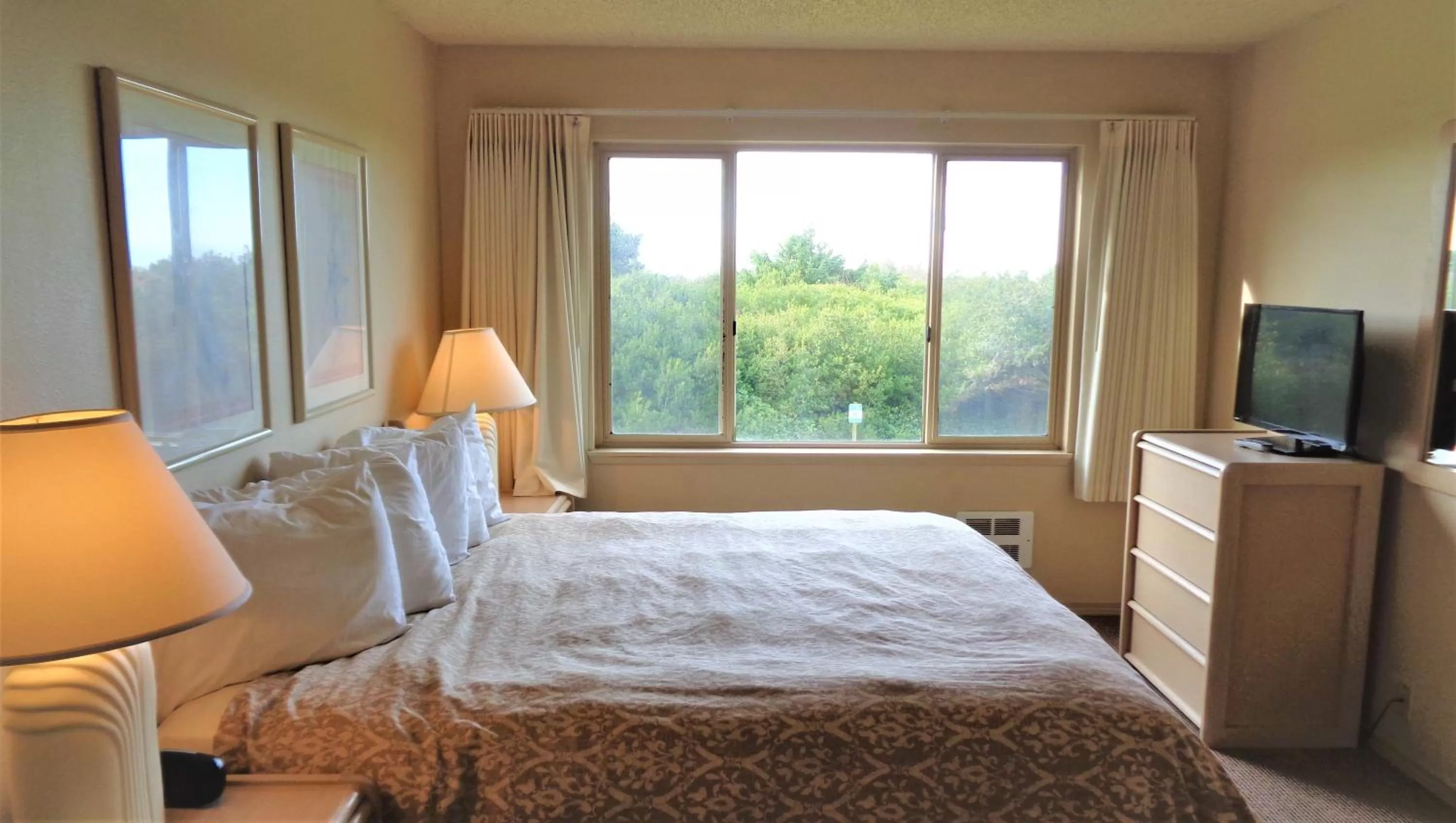 Bedroom, Bed in The Polynesian Resort