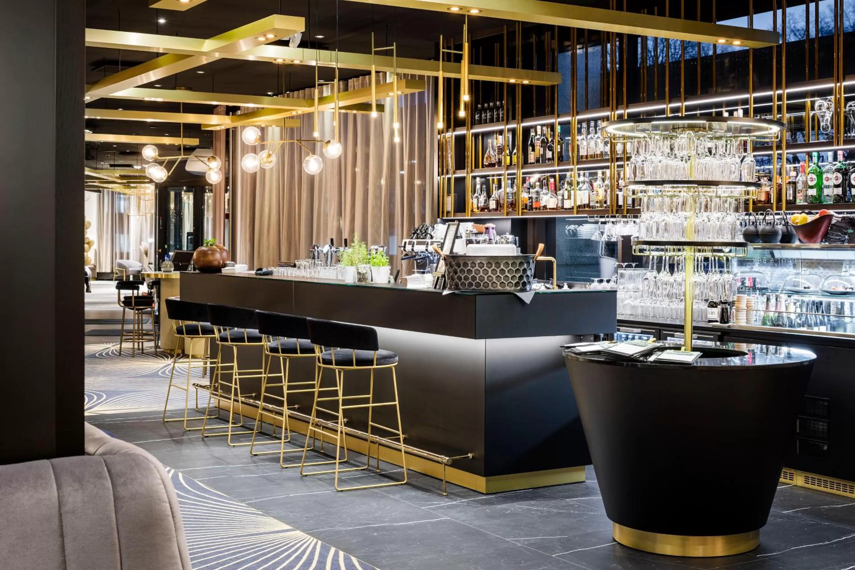 Lounge or bar in Crowne Plaza Helsinki - Hesperia by IHG