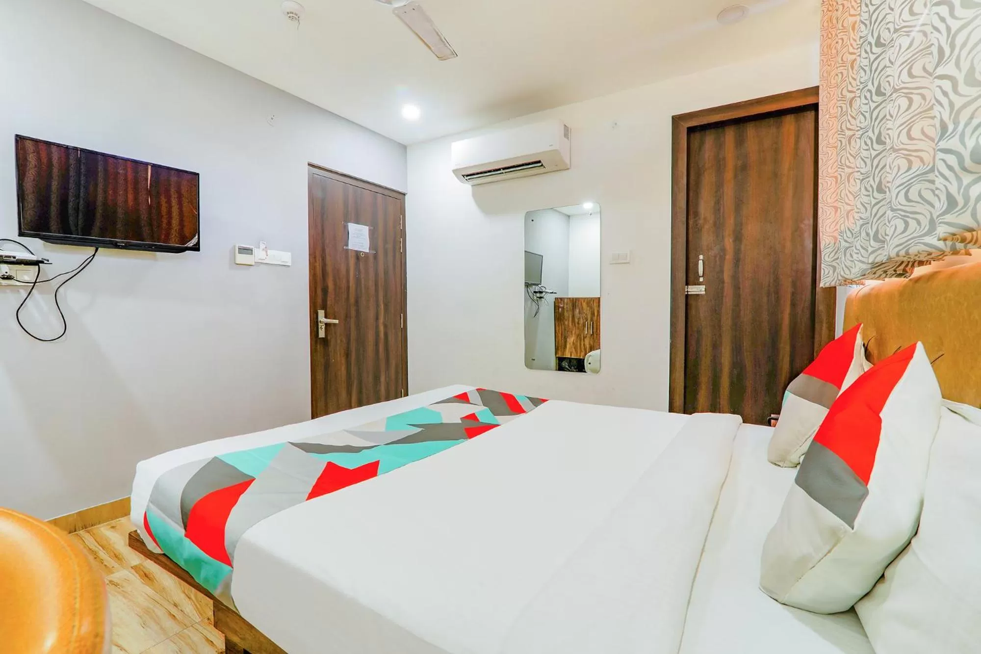 TV and multimedia in FabExpress The Mall Inn