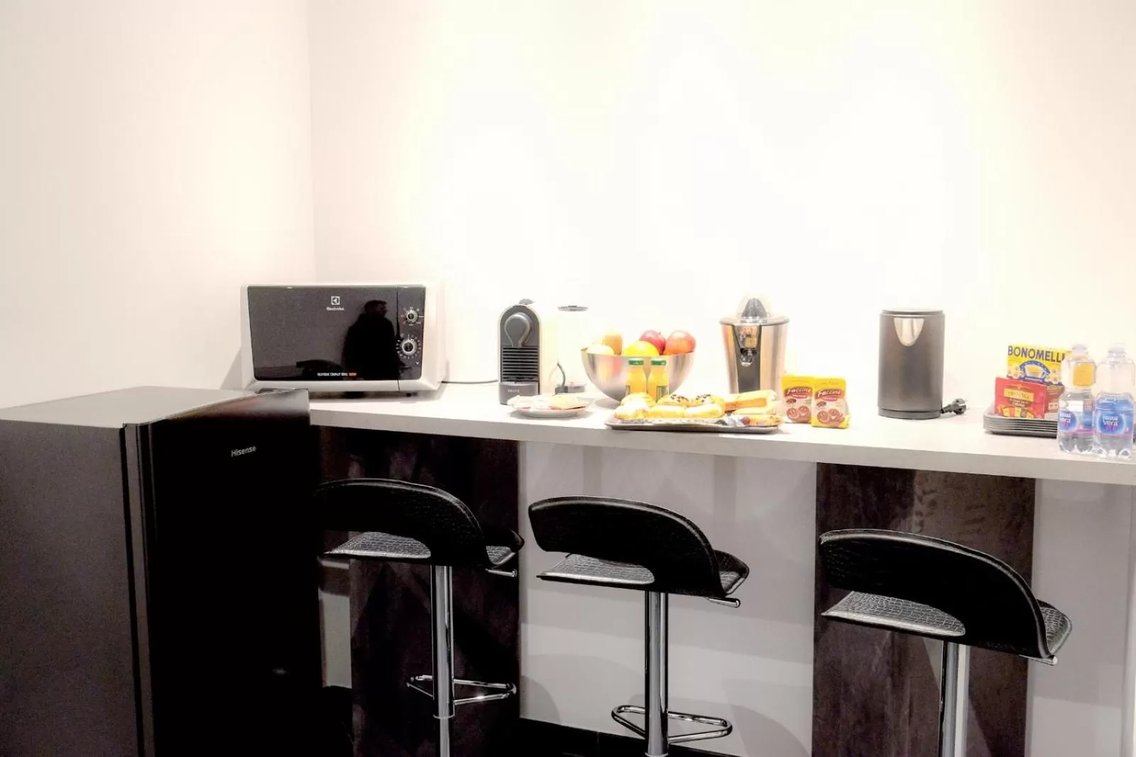 Coffee/tea facilities in AIRPORT BARi DELUXE