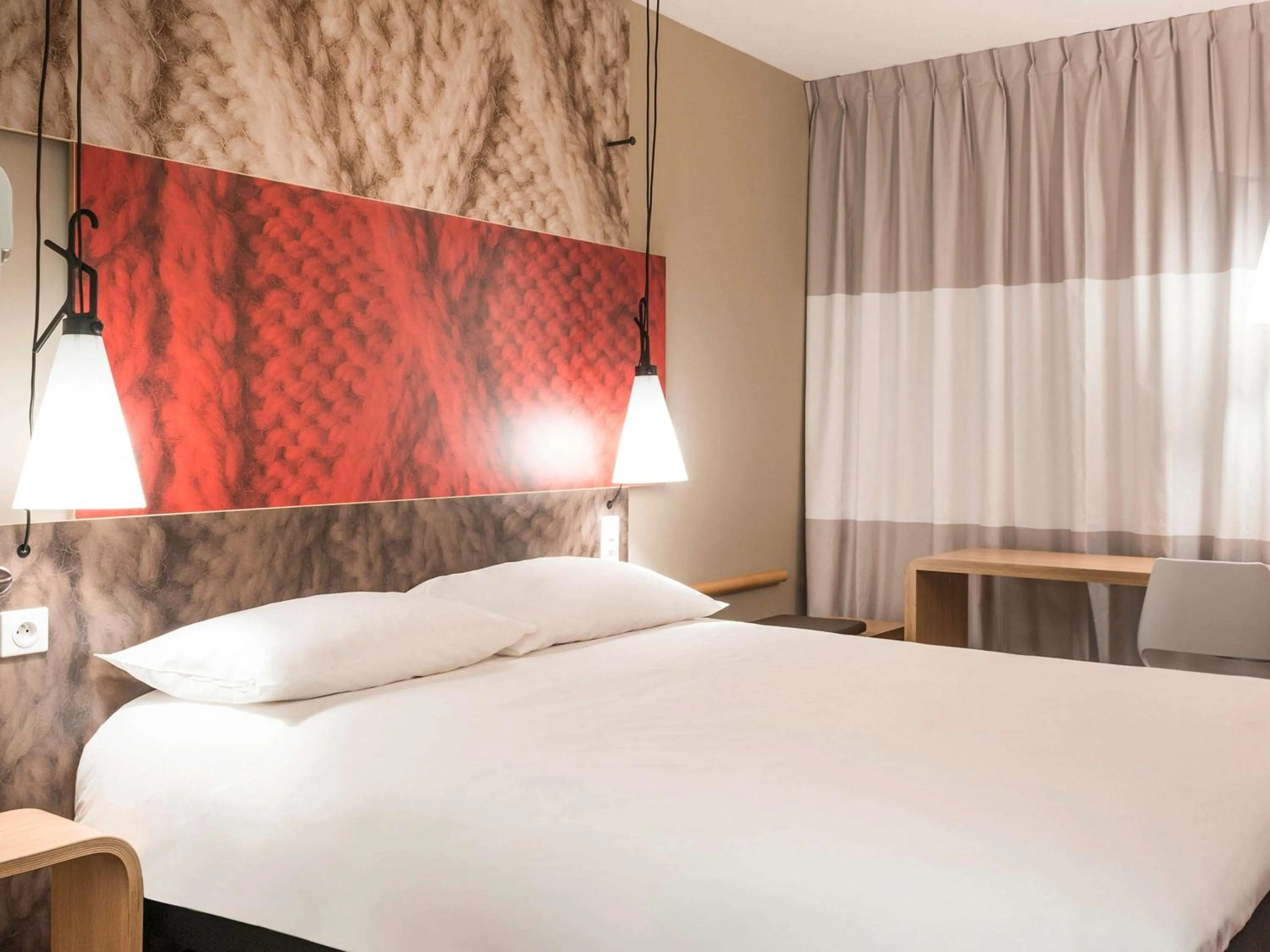 Photo of the whole room, Bed in Ibis Hotel Köln Am Dom