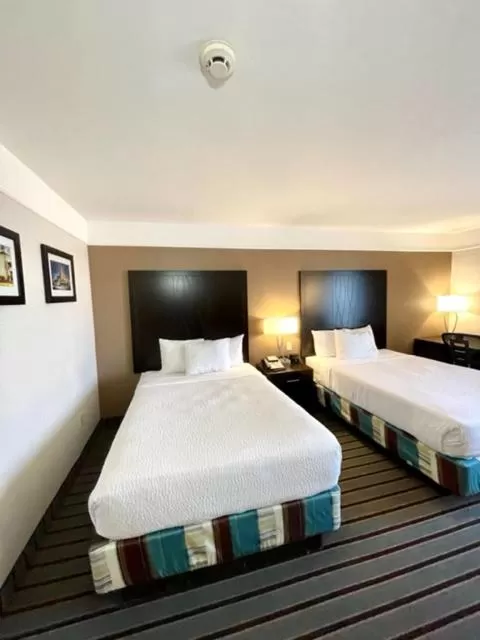 Bed in La Quinta by Wyndham Bakersfield North