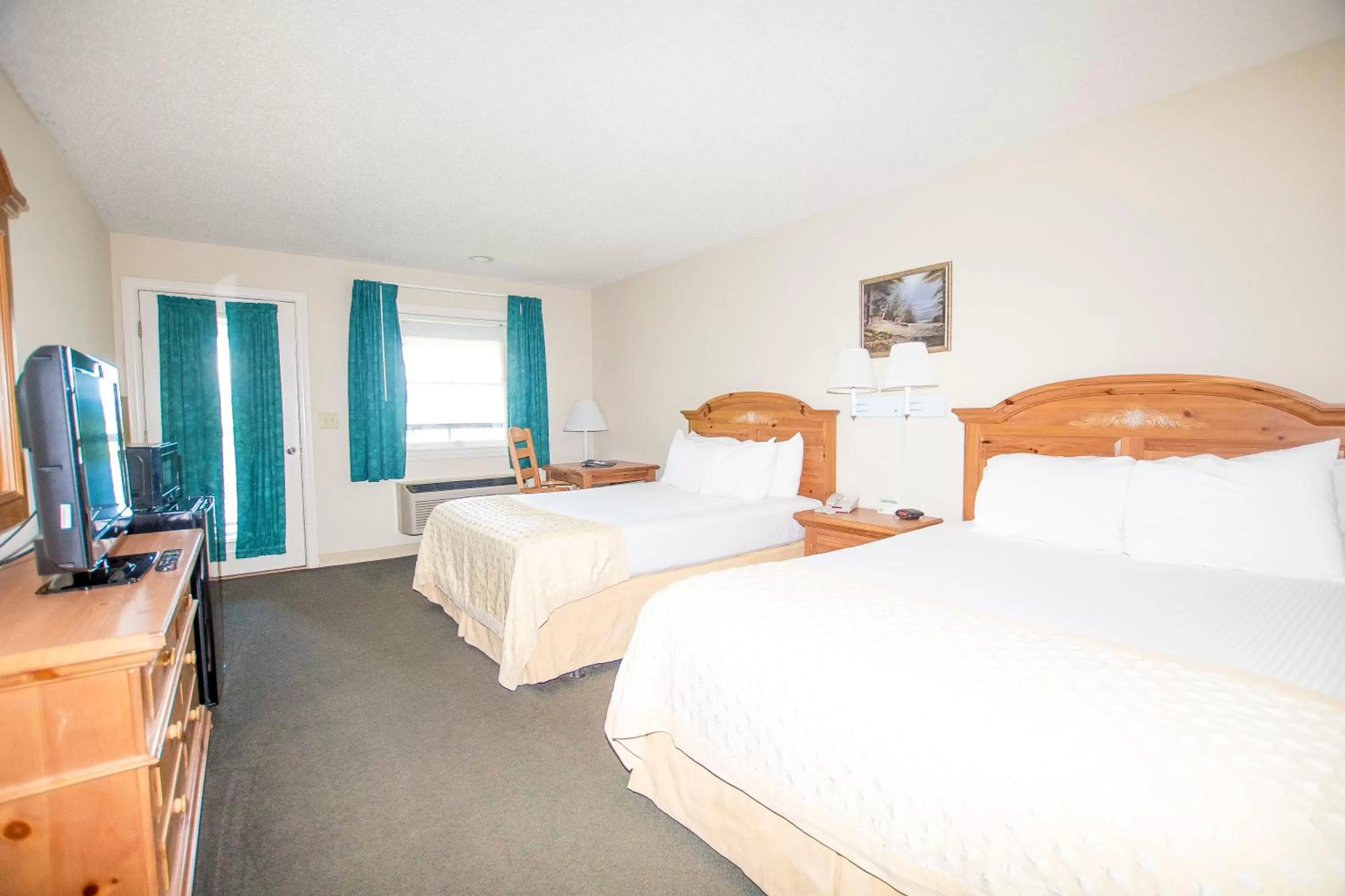 Bed in Lake Chatuge Lodge