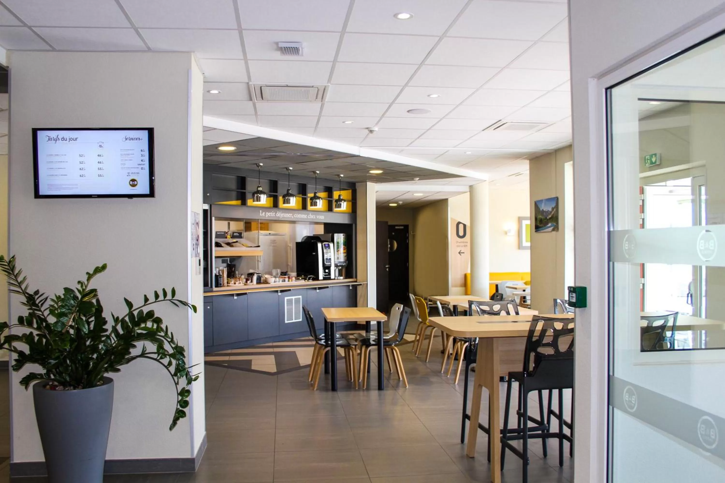 Buffet breakfast in B&B HOTEL Valence TGV Romans