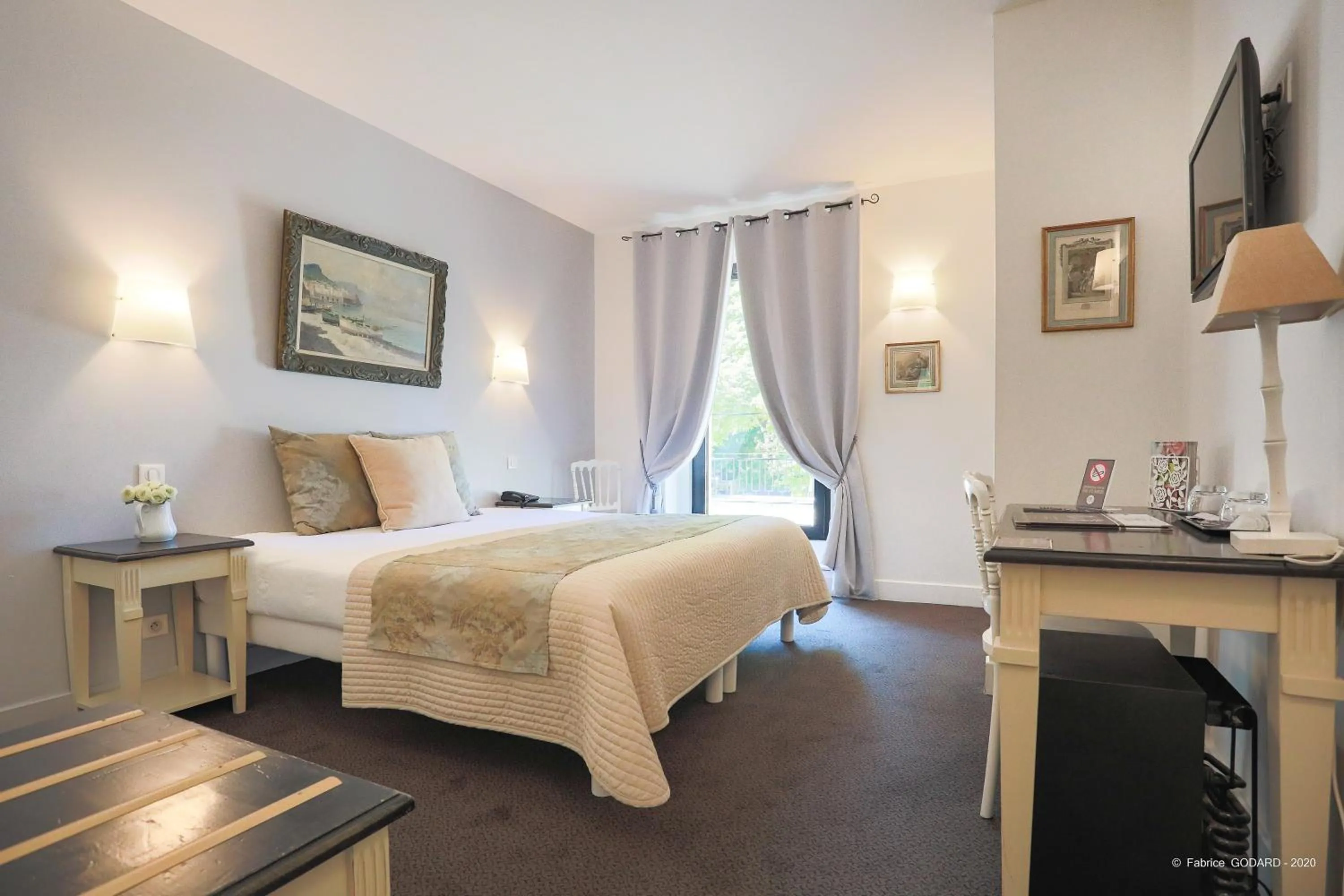 Bed in Logis Hôtel Restaurant du Parc