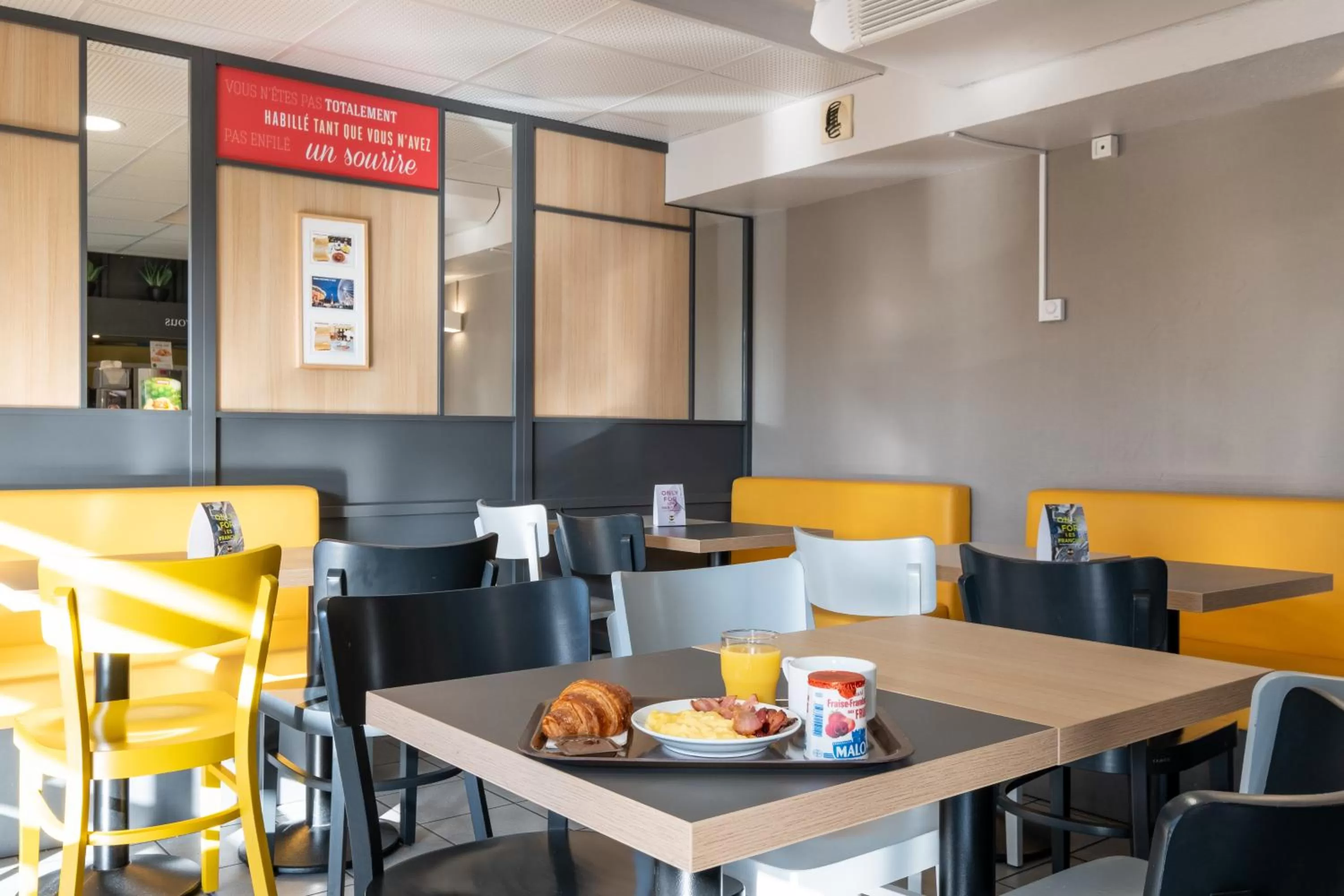 Buffet breakfast in B&B HOTEL Lille Seclin Unexpo