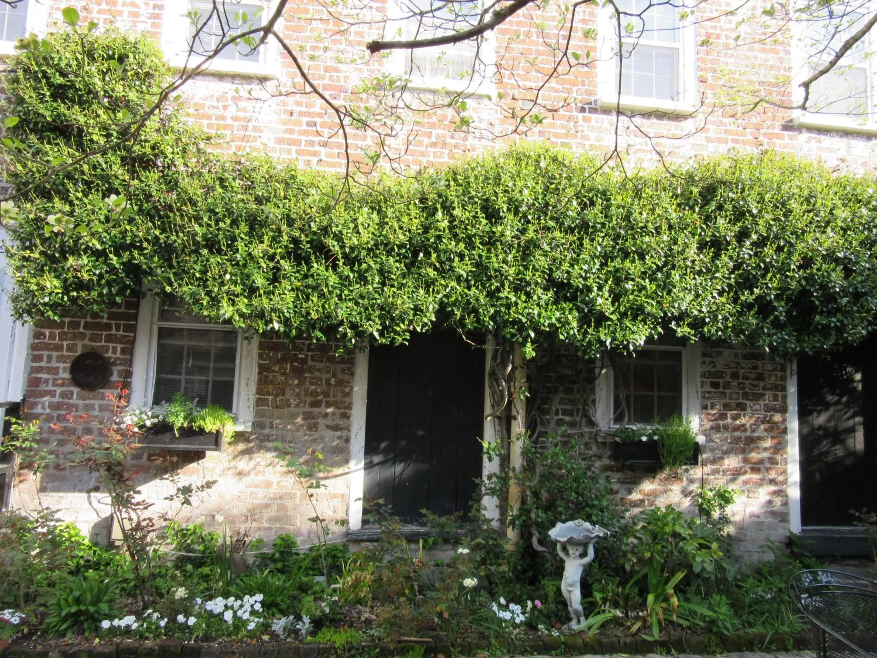 Facade/entrance in Historic 86 Church Street