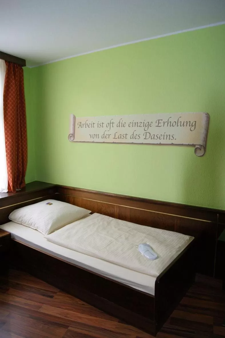 Bed in Hotel am Wilhelmsplatz