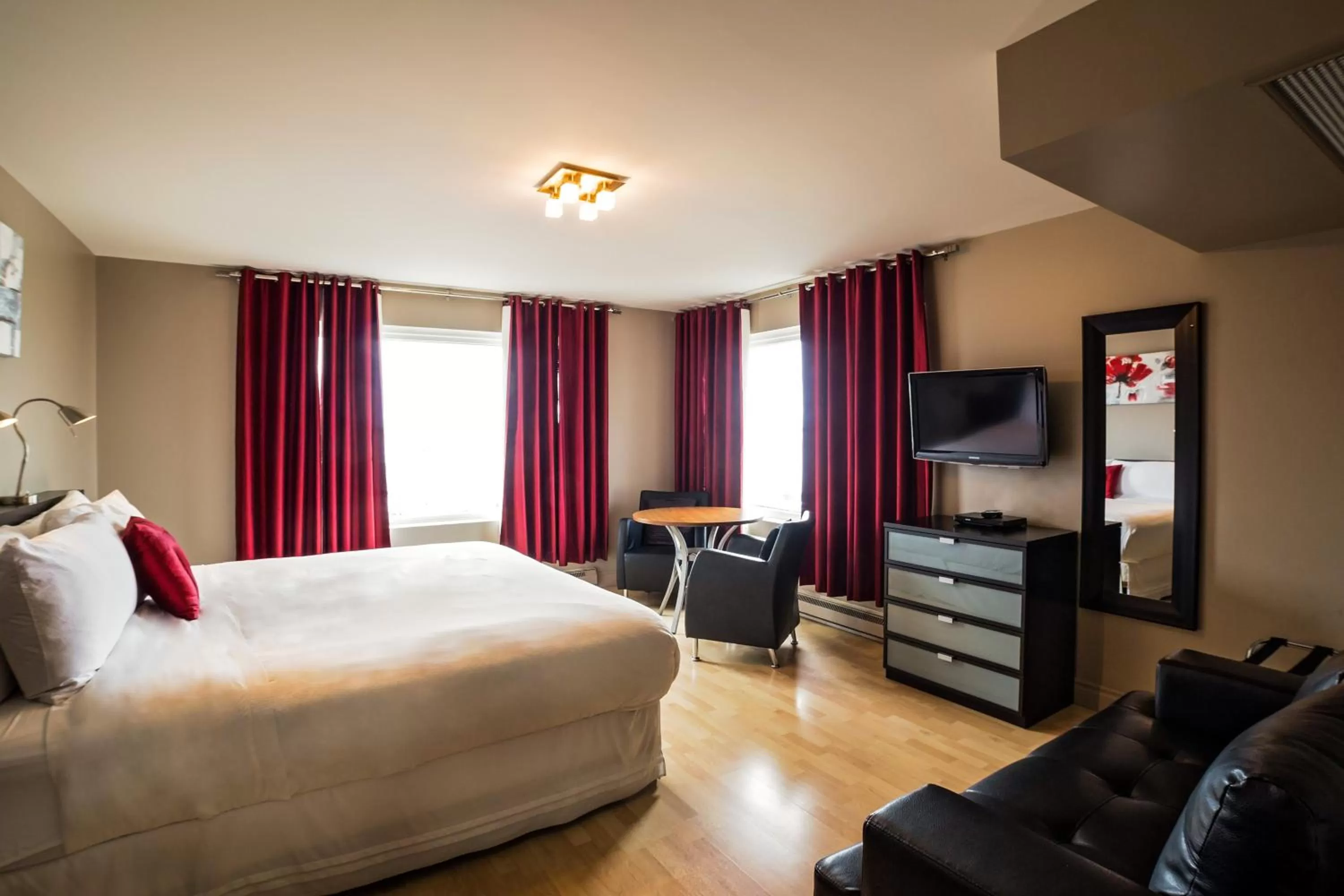 Photo of the whole room, Bed in Hôtel Saint-Germain Rimouski