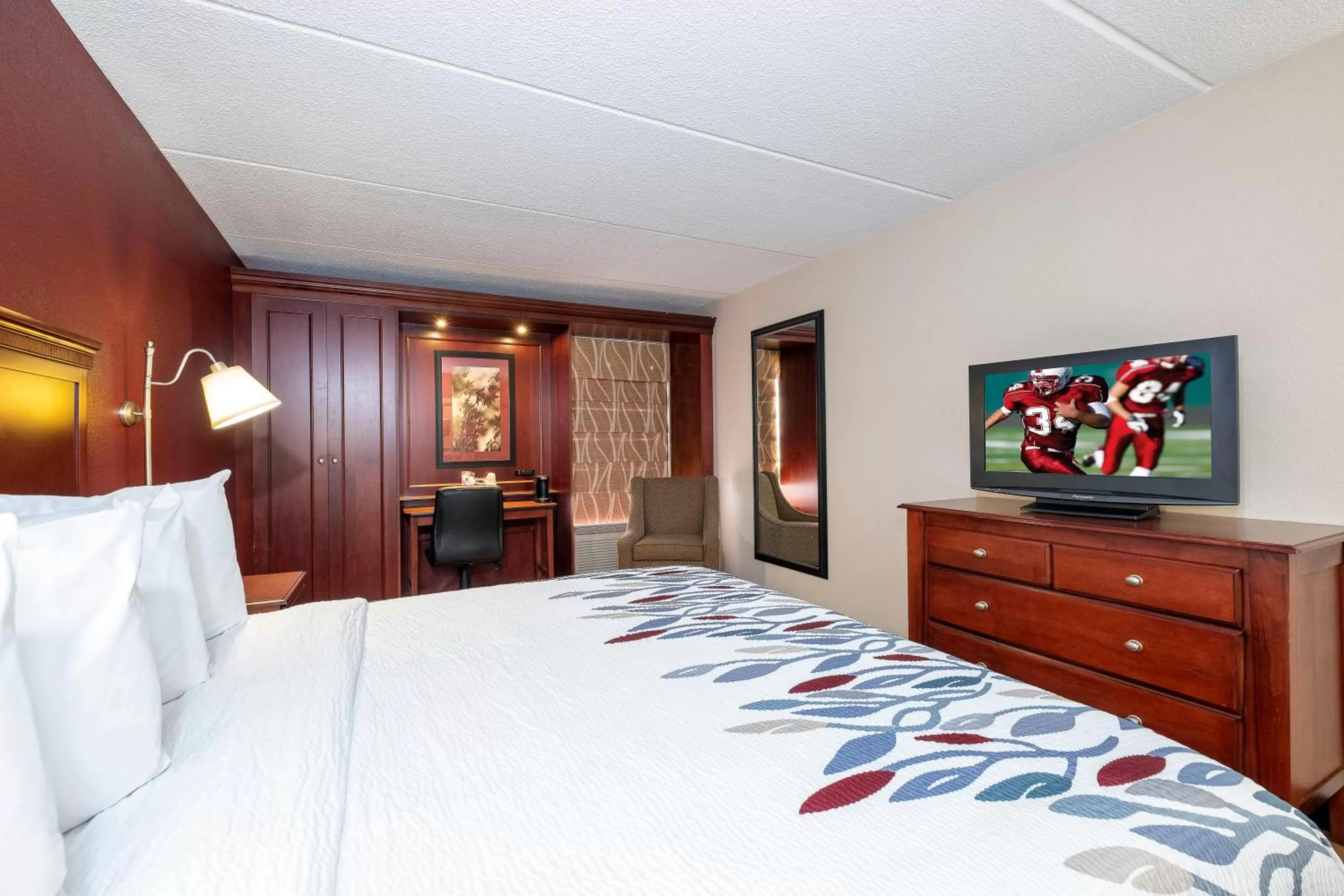 Photo of the whole room, Bed in Red Roof Inn Meriden