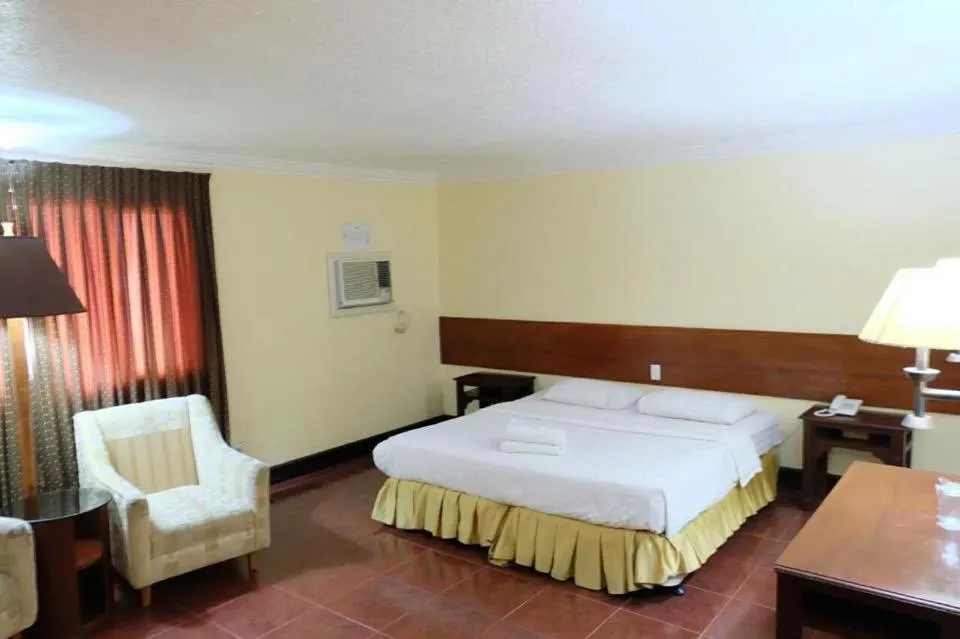 Photo of the whole room, Bed in Dottie's Place Hotel & Restaurant