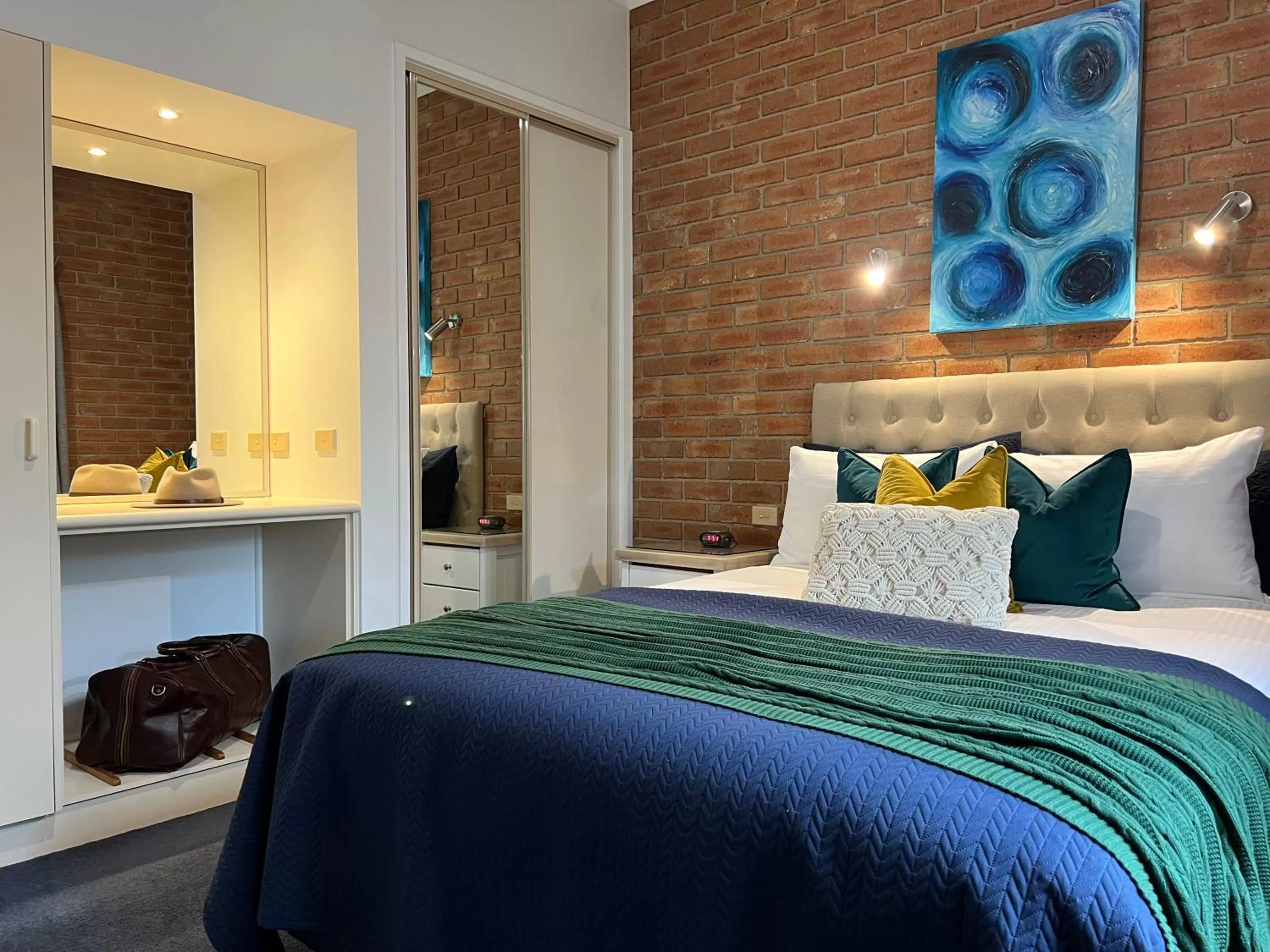 Deluxe Queen Suite with Spa Bath in Coastal Waters Motor Inn