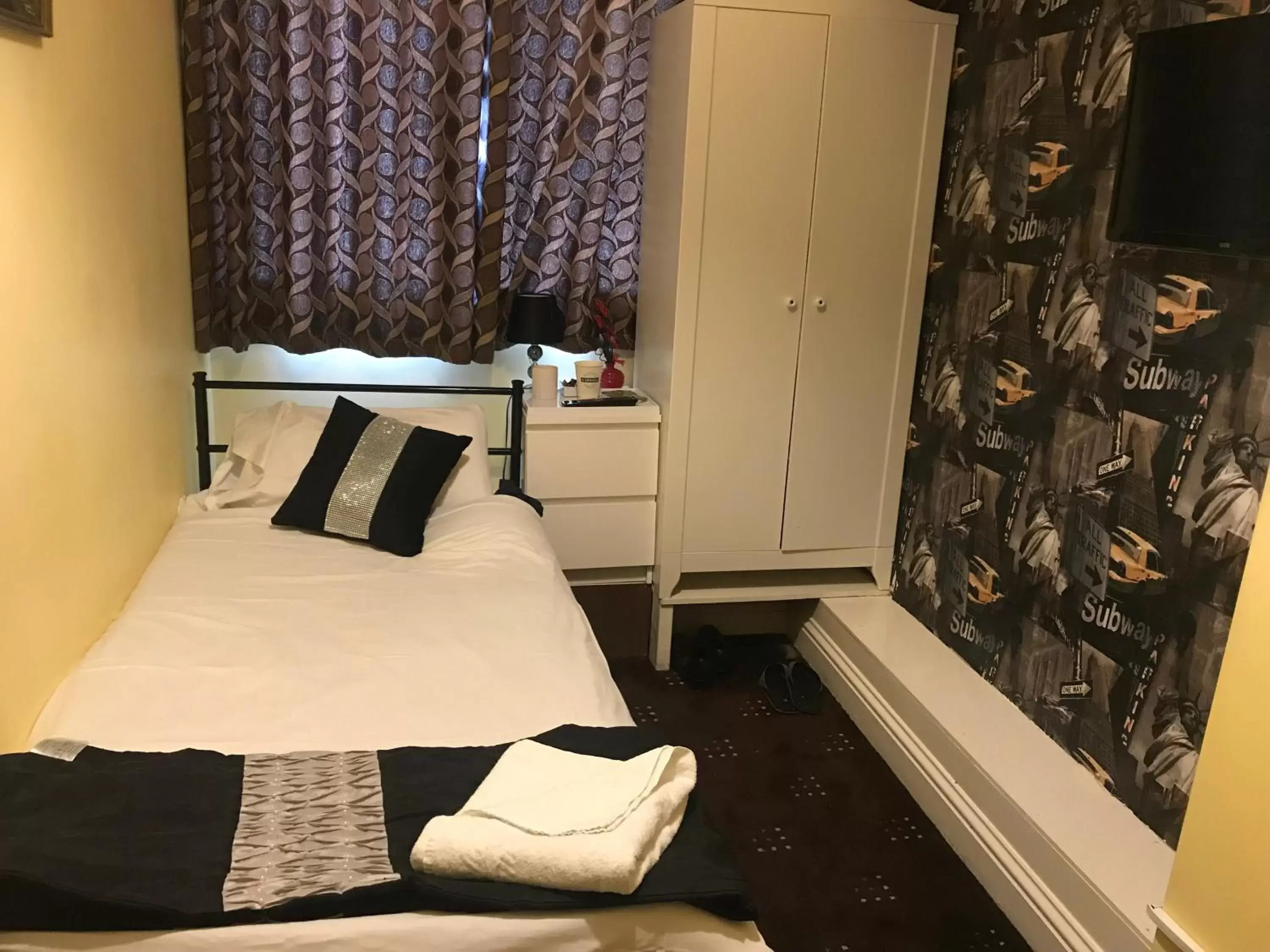 Single Room with Shared Bathroom in Pacific Inn London Heathrow Single Room with Shared Bathroom in Pacific Inn London Heathrow