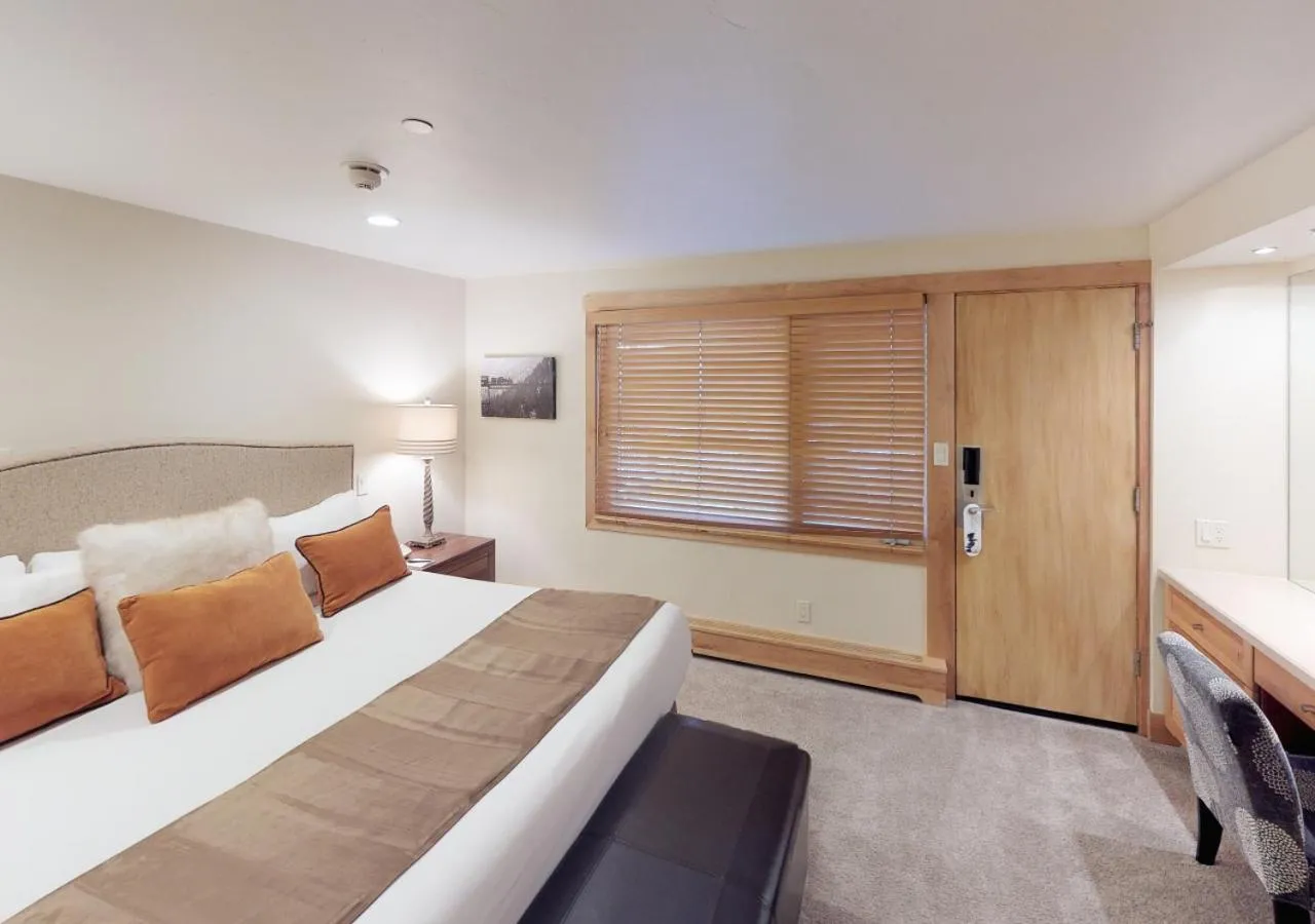 Bedroom, Bed in Manor Vail Lodge