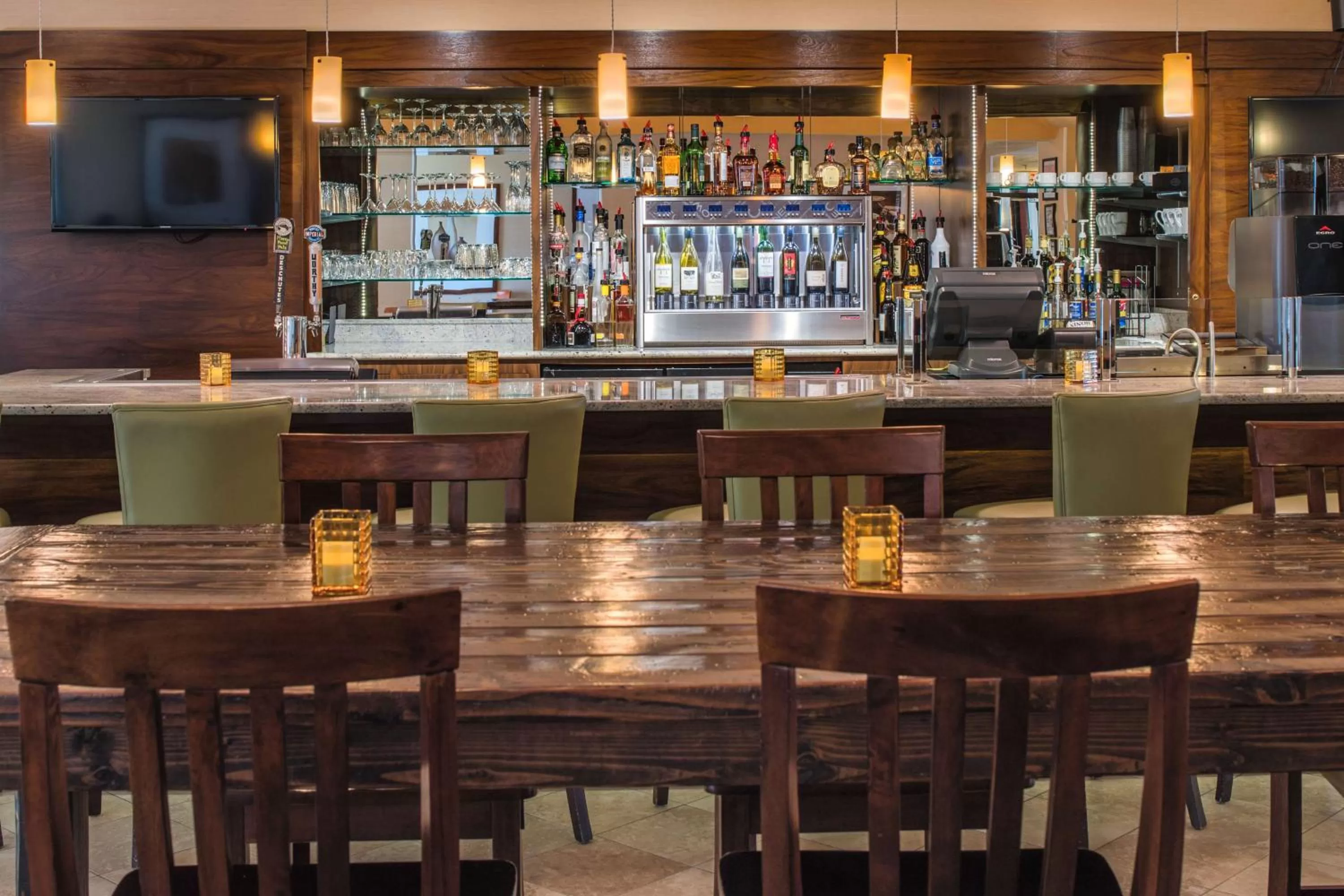 Lounge or bar in DoubleTree by Hilton Portland - Beaverton