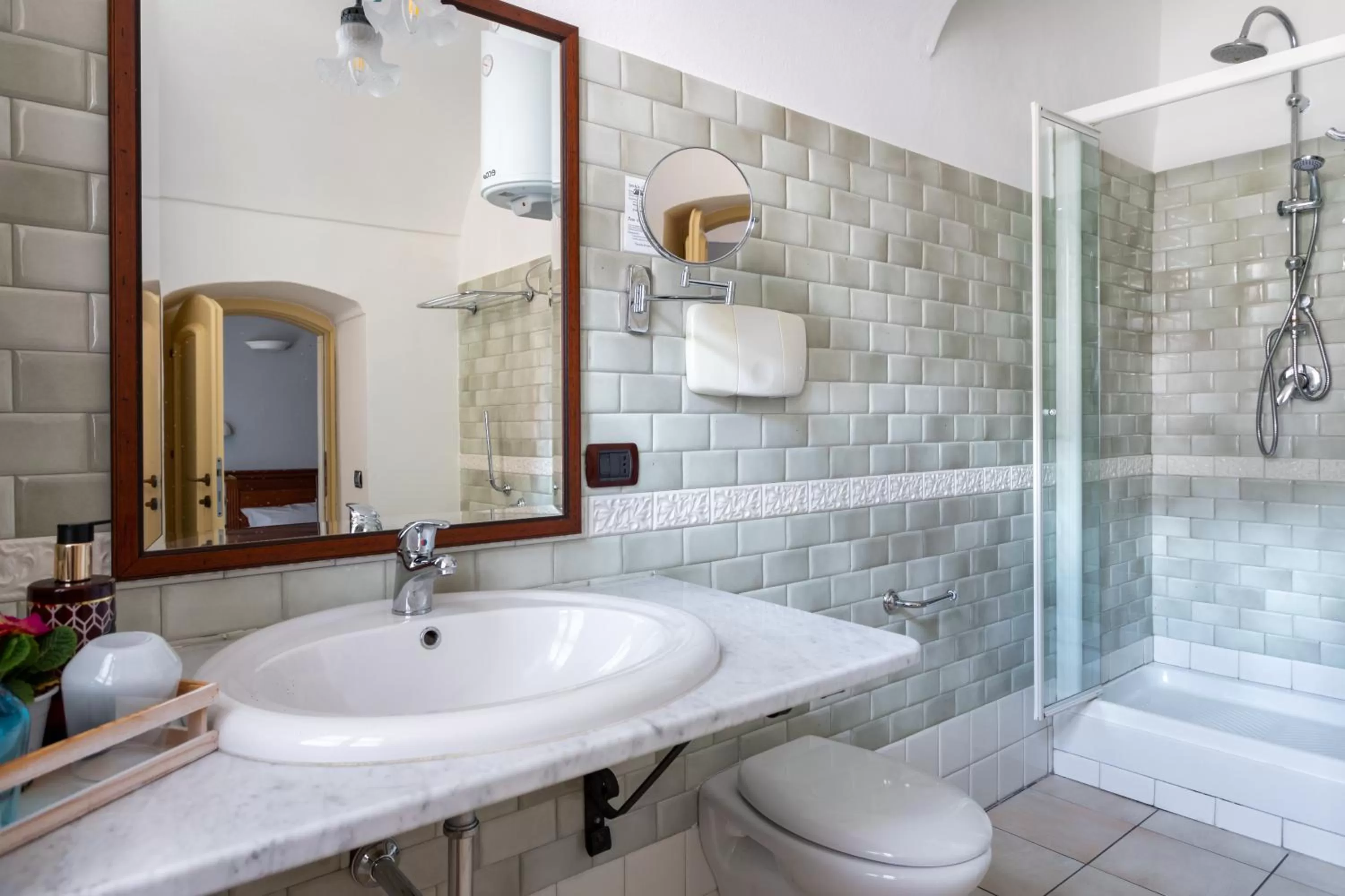 Shower, Bathroom in Locanda di Corte