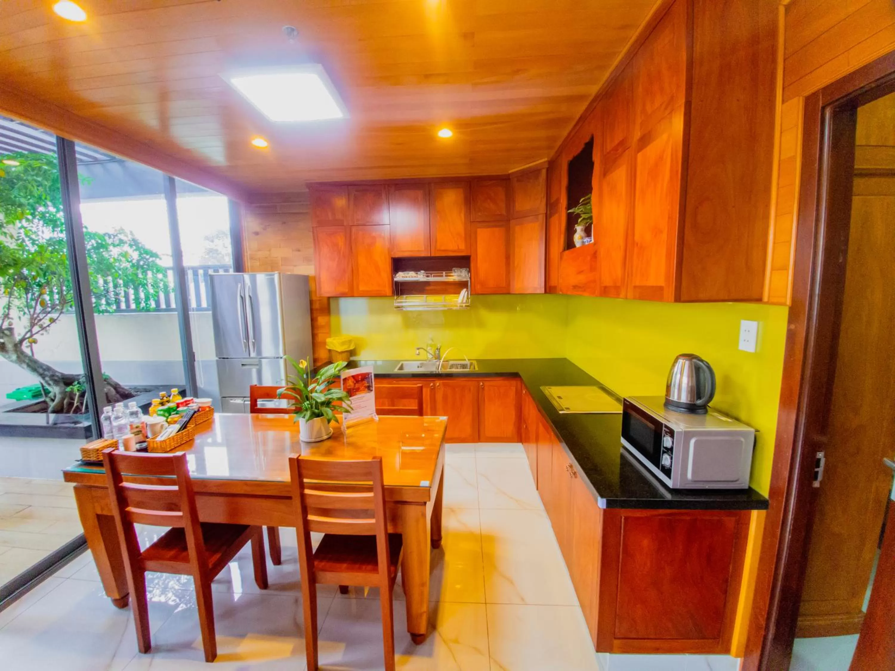 Balcony/Terrace, Kitchen/Kitchenette in LEHA Saigon Hotel Airport