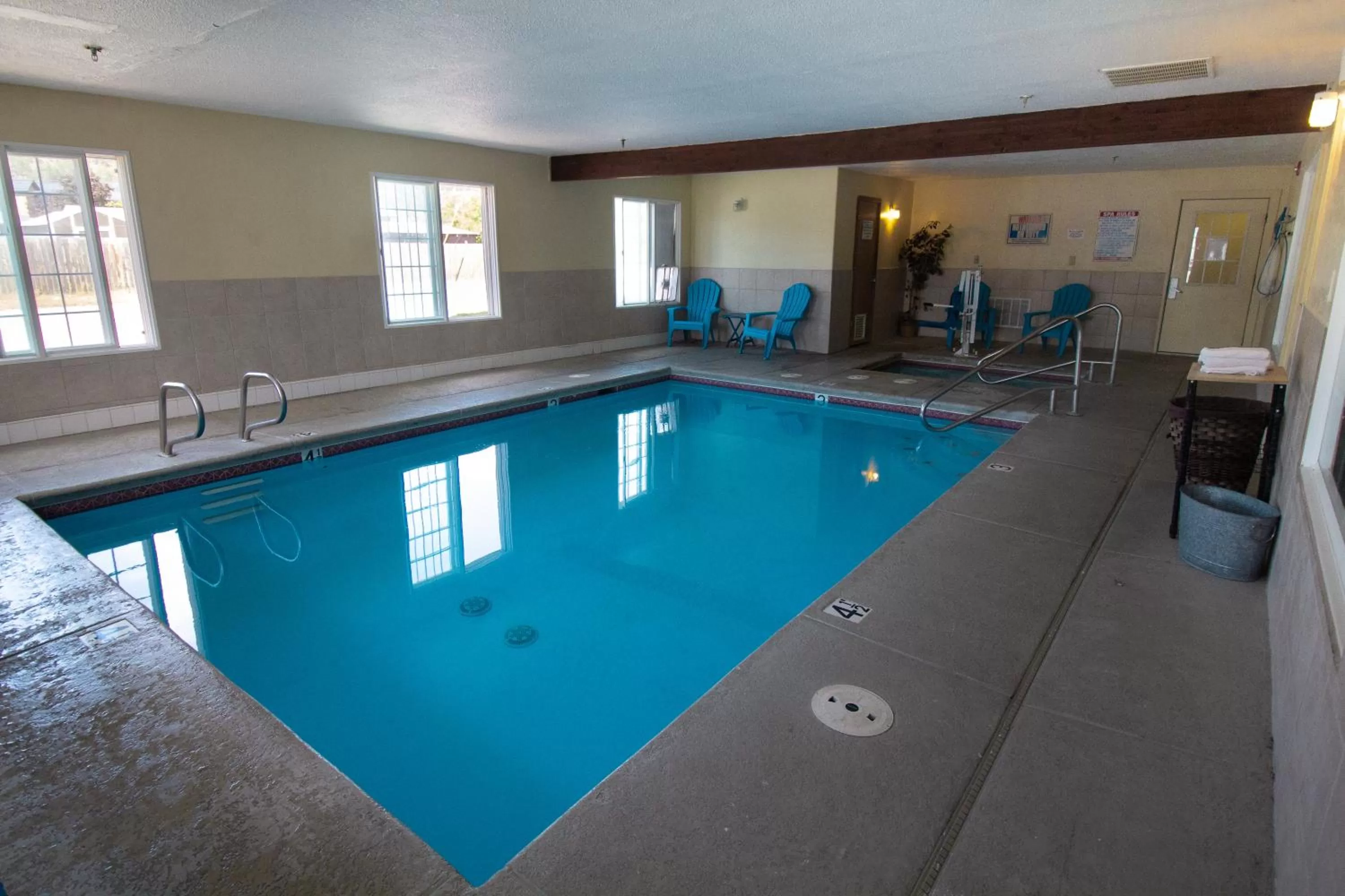 Swimming pool in FairBridge Inn & Suites Kellogg
