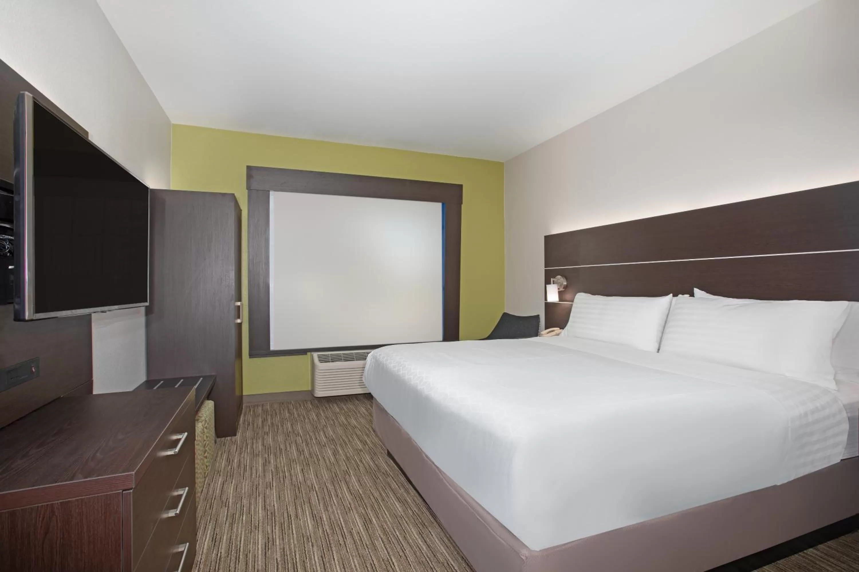 Bedroom, Bed in Holiday Inn Express Hotel & Suites Longmont by IHG