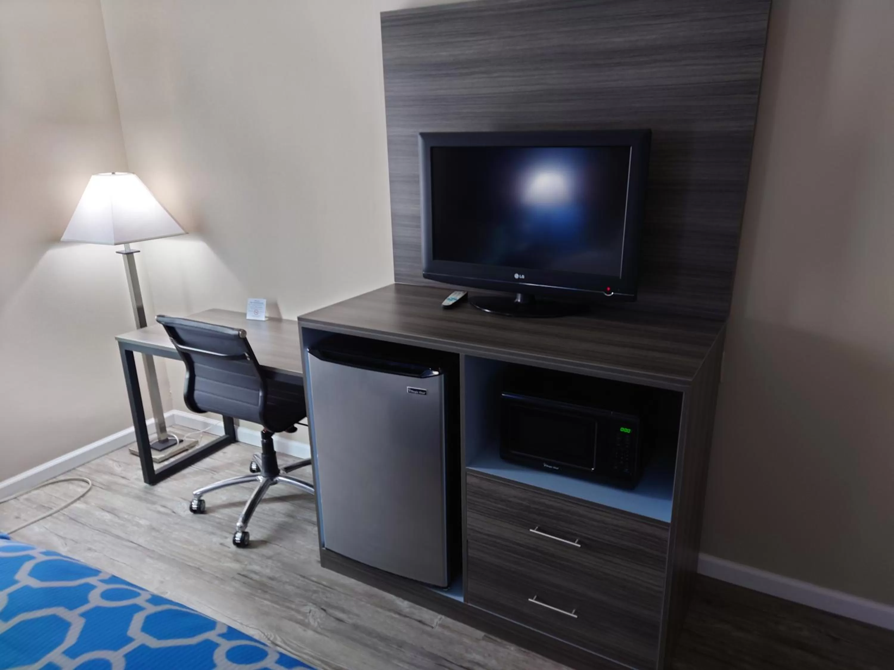 TV and multimedia in Baymont by Wyndham Adairsville