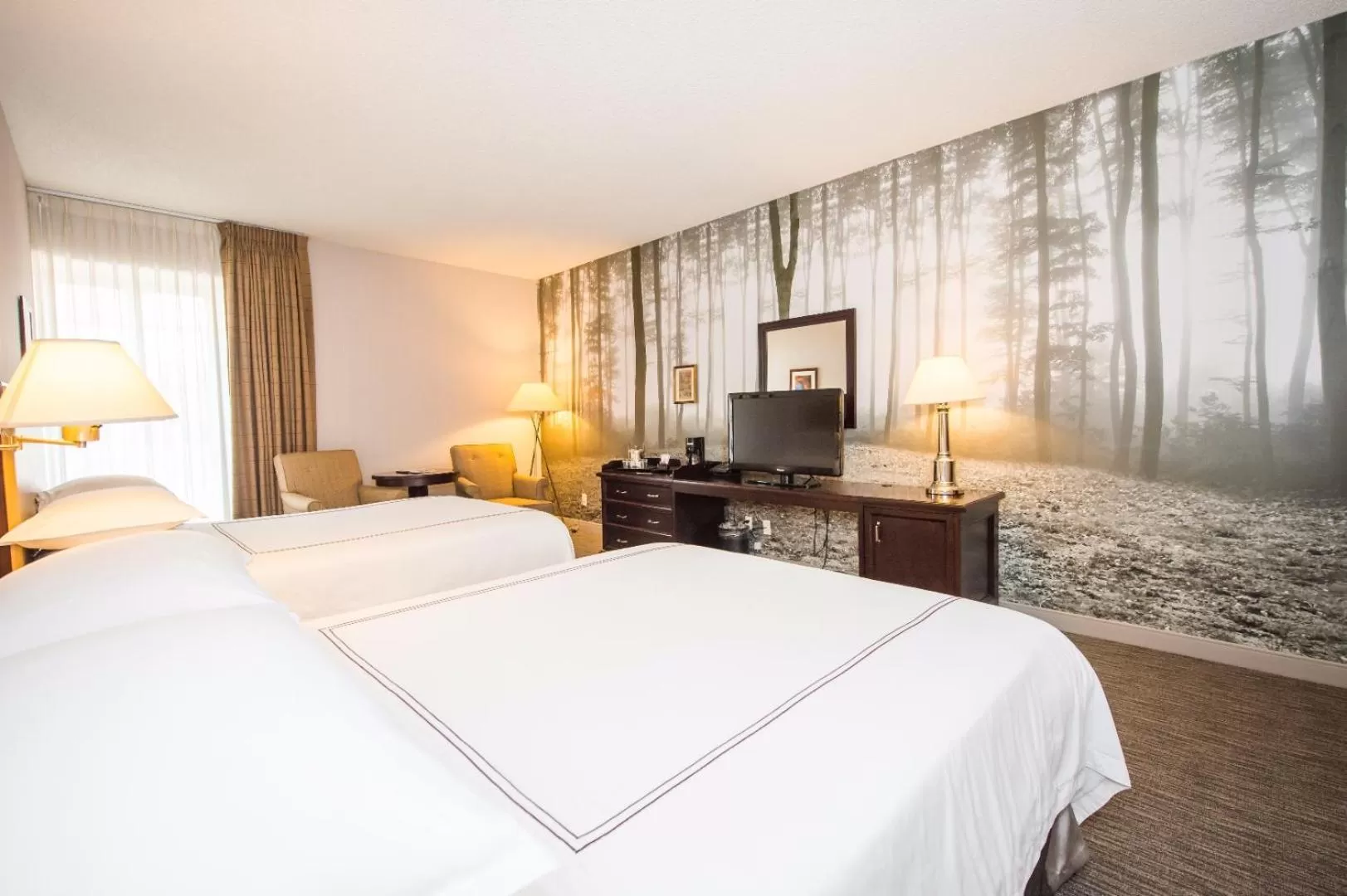 Bed in Anaheim Majestic Garden Hotel