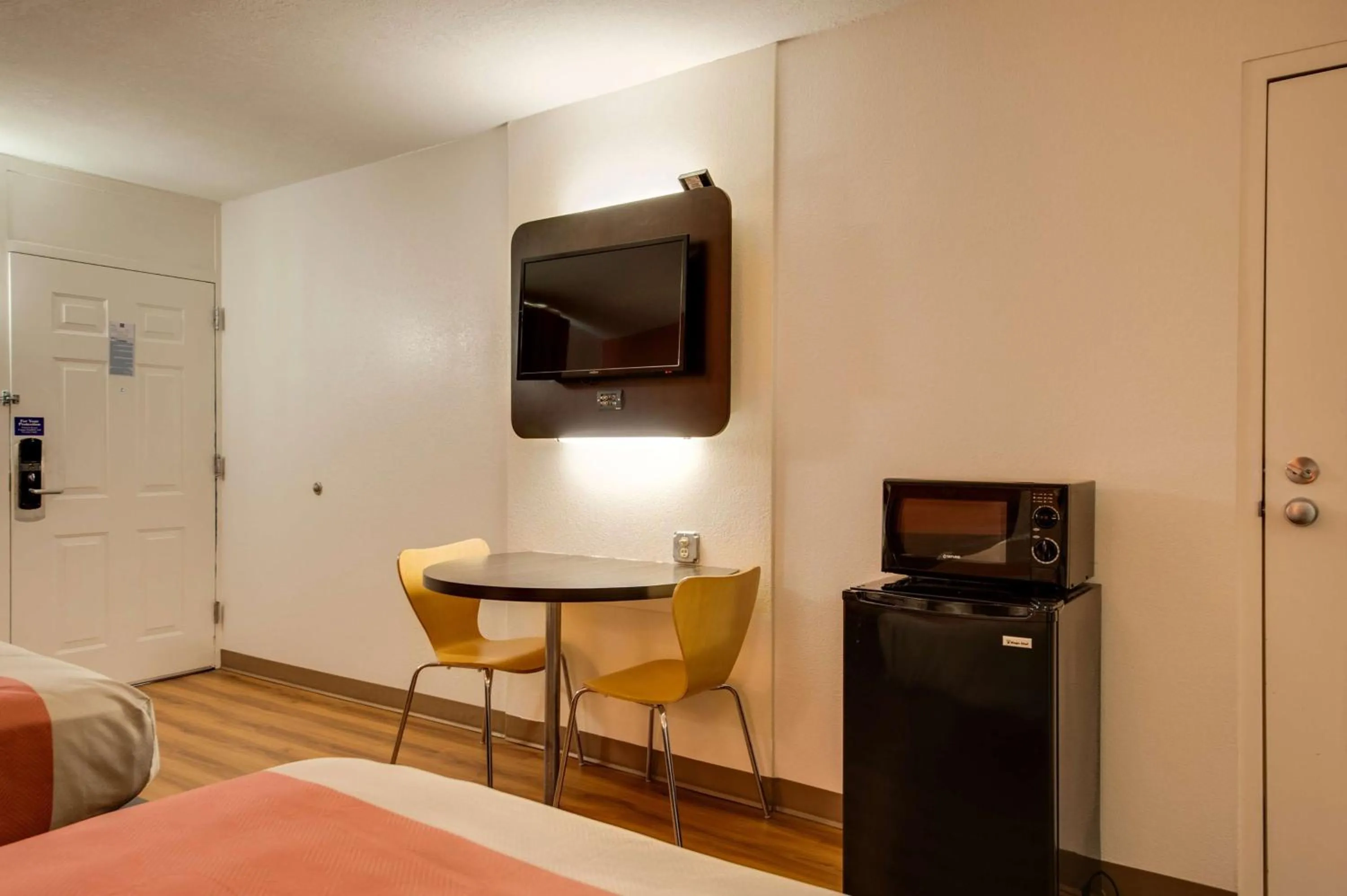 TV and multimedia, Bed in Motel 6-Jennings, LA