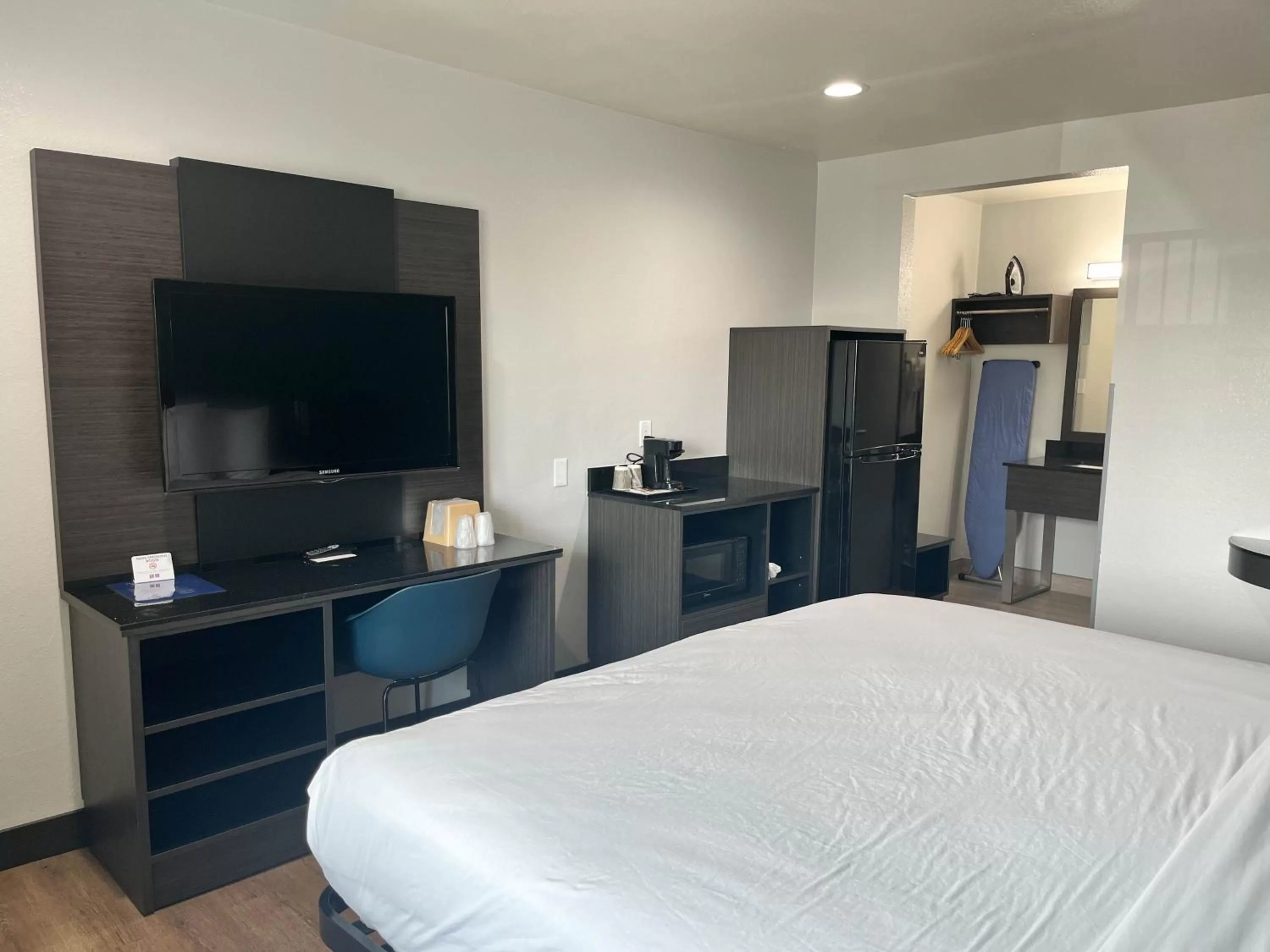 Bedroom, Bed in Studio 6 Suites Escondido CA