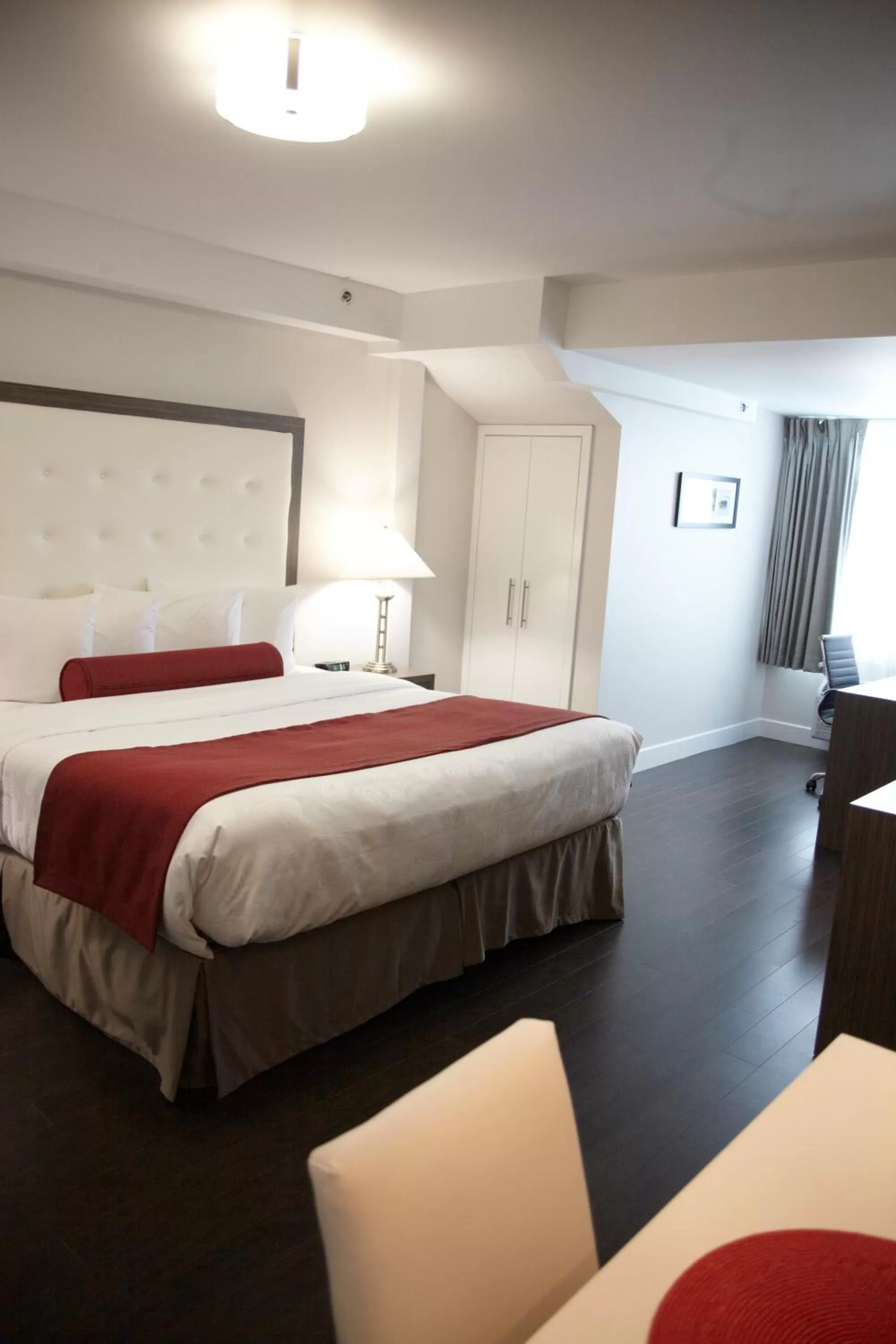 Bed in Admiral Inn Mississauga