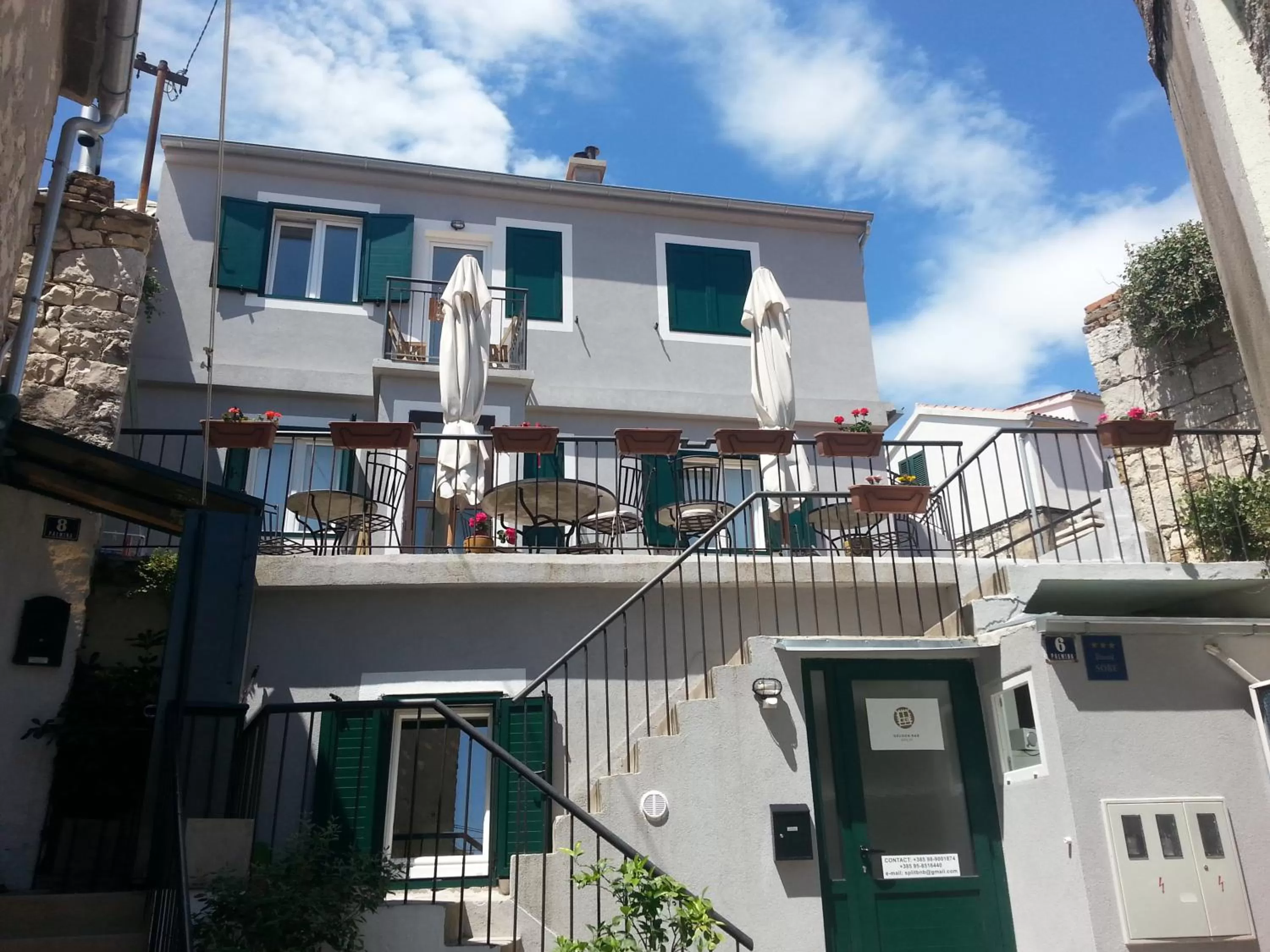 Facade/entrance in Golden B&B