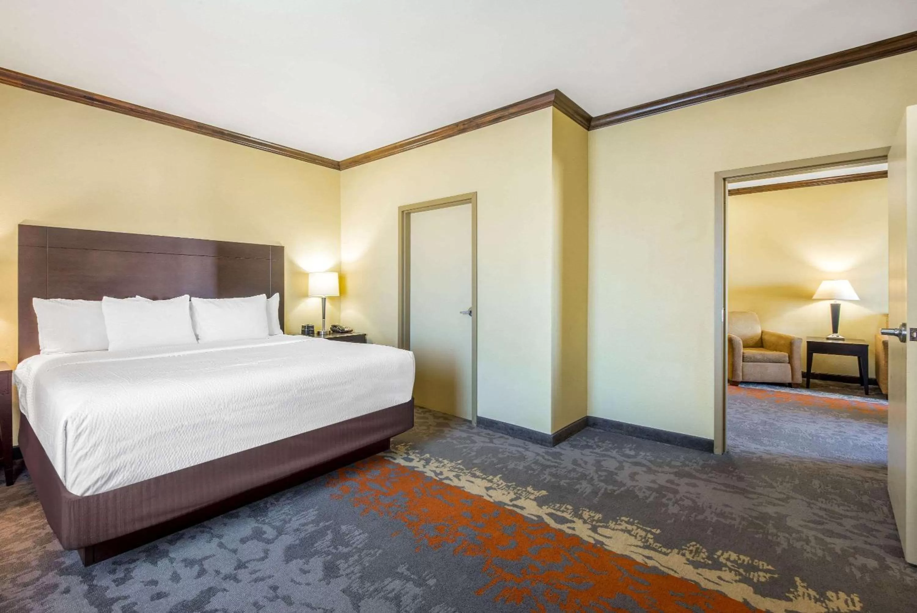 Photo of the whole room, Bed in La Quinta by Wyndham Eastland