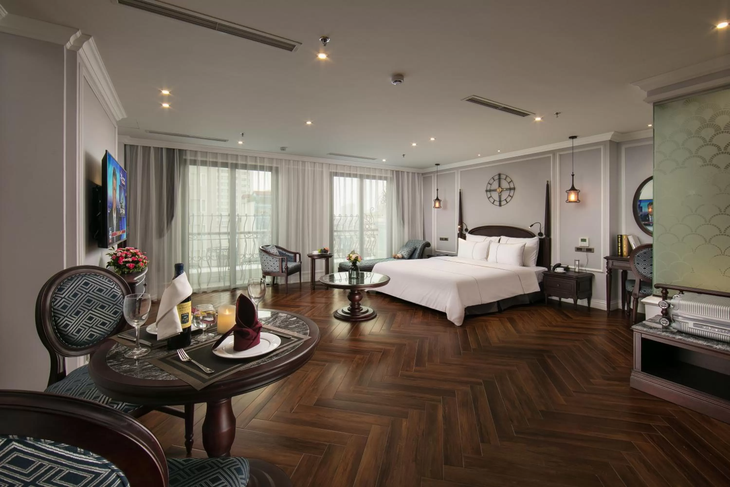 Photo of the whole room, Bed in Canary Hotel