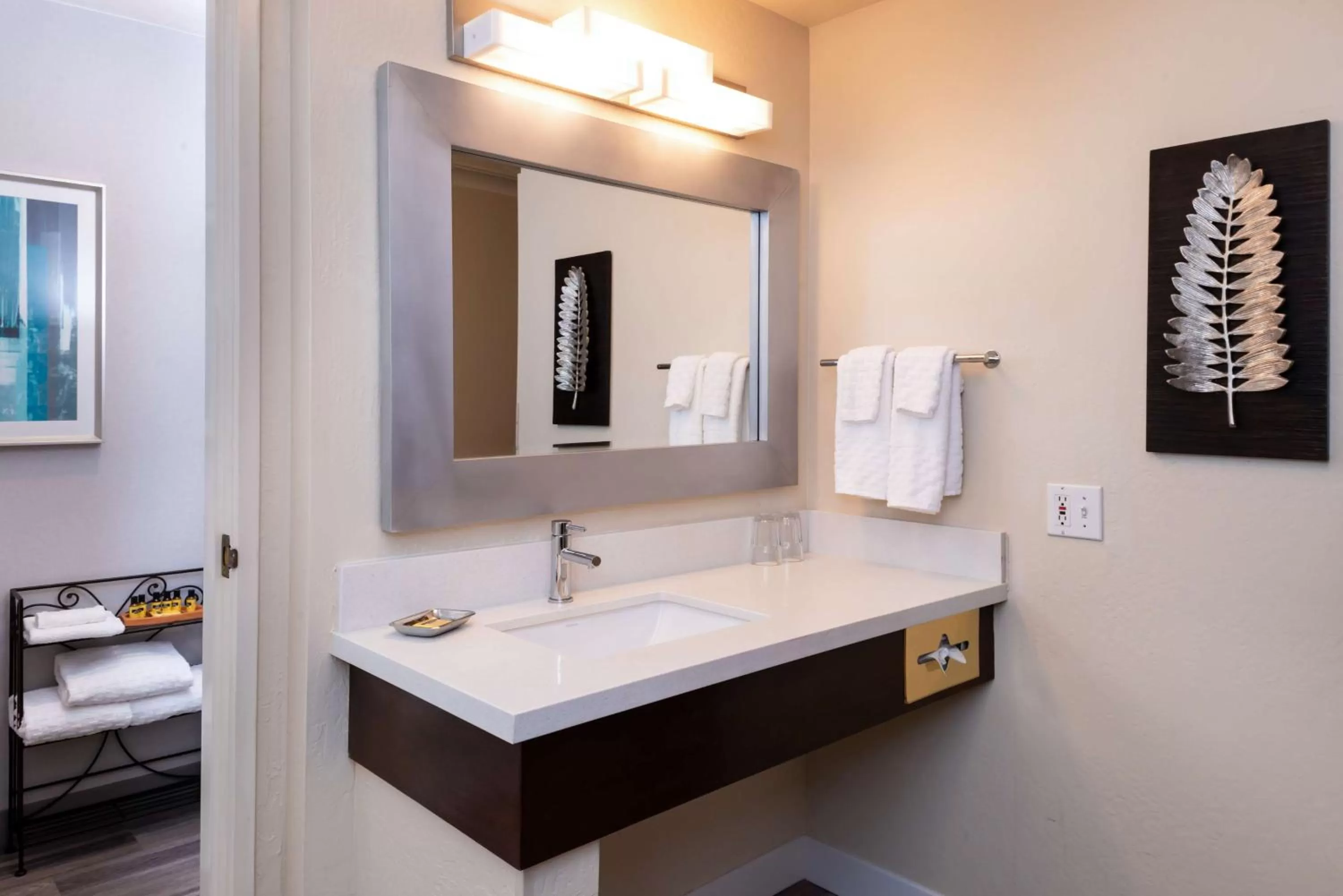 King Room with Mobility Accessible Bathtub - Non-Smoking in Best Western Plus Novato Oaks Inn
