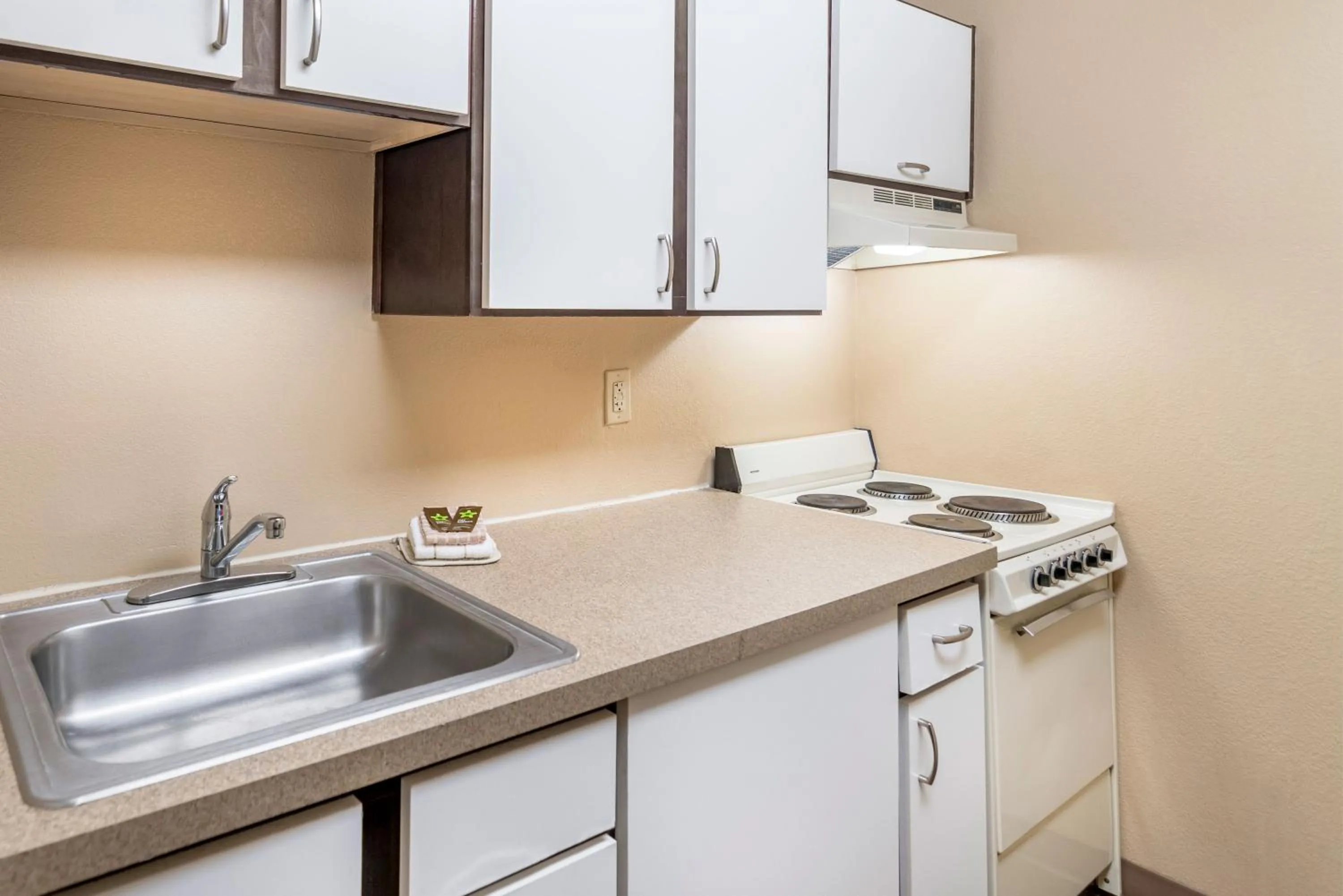 Kitchen or kitchenette in Extended Stay America Suites - Tulsa - Midtown