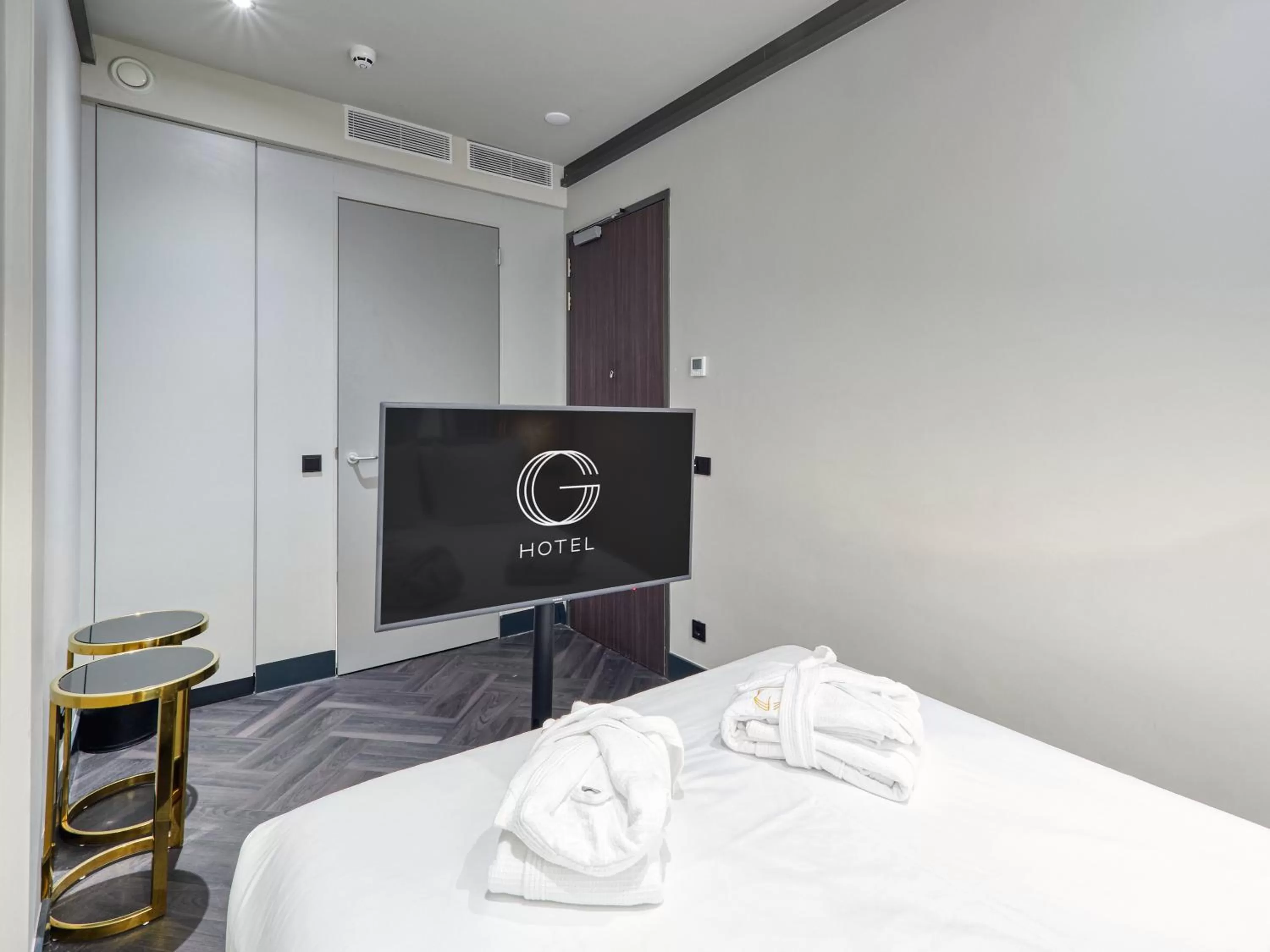 Photo of the whole room, Bed in Triple G Hotels