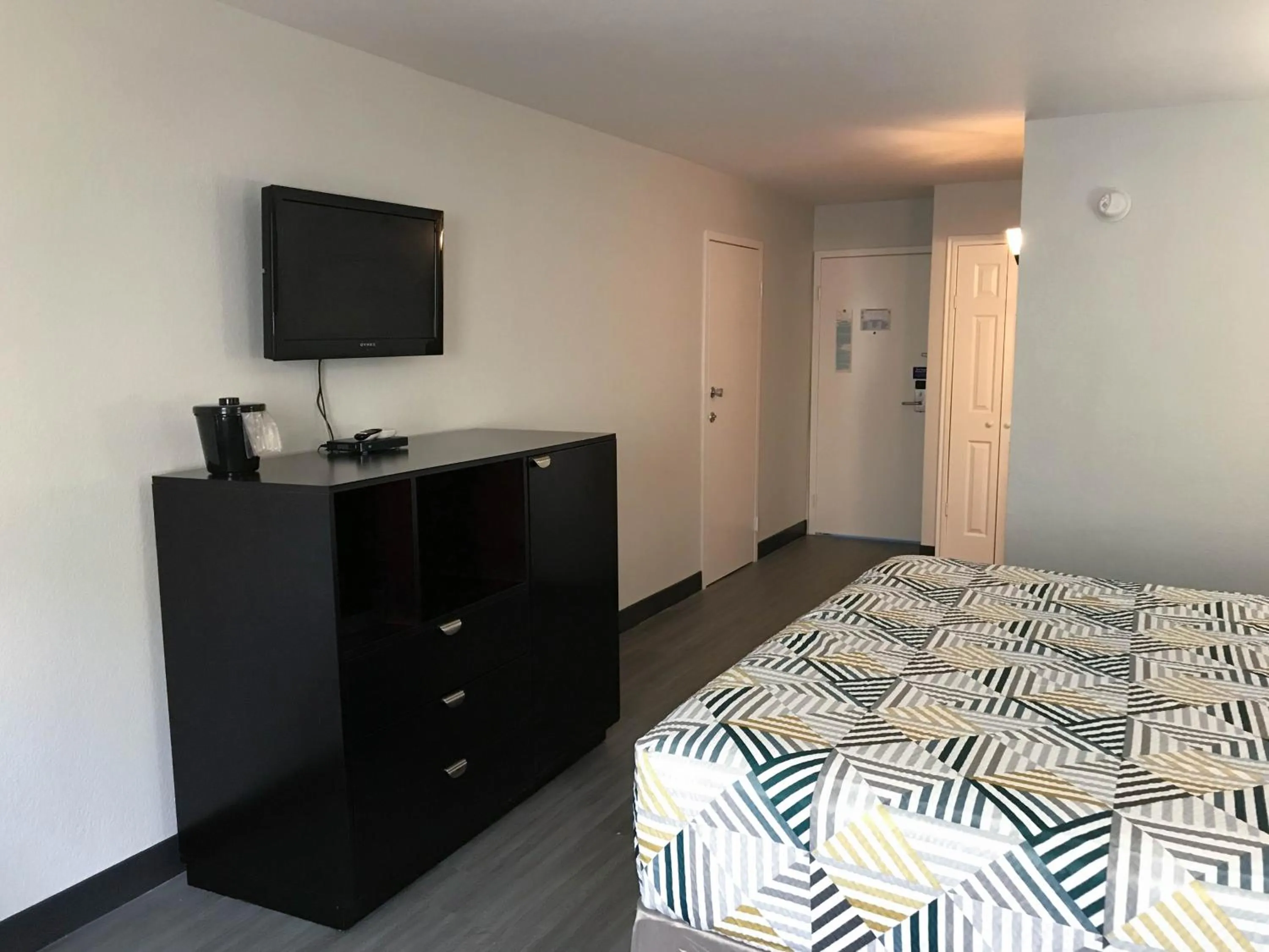 Photo of the whole room in Motel 6 - Bartlesville, OK