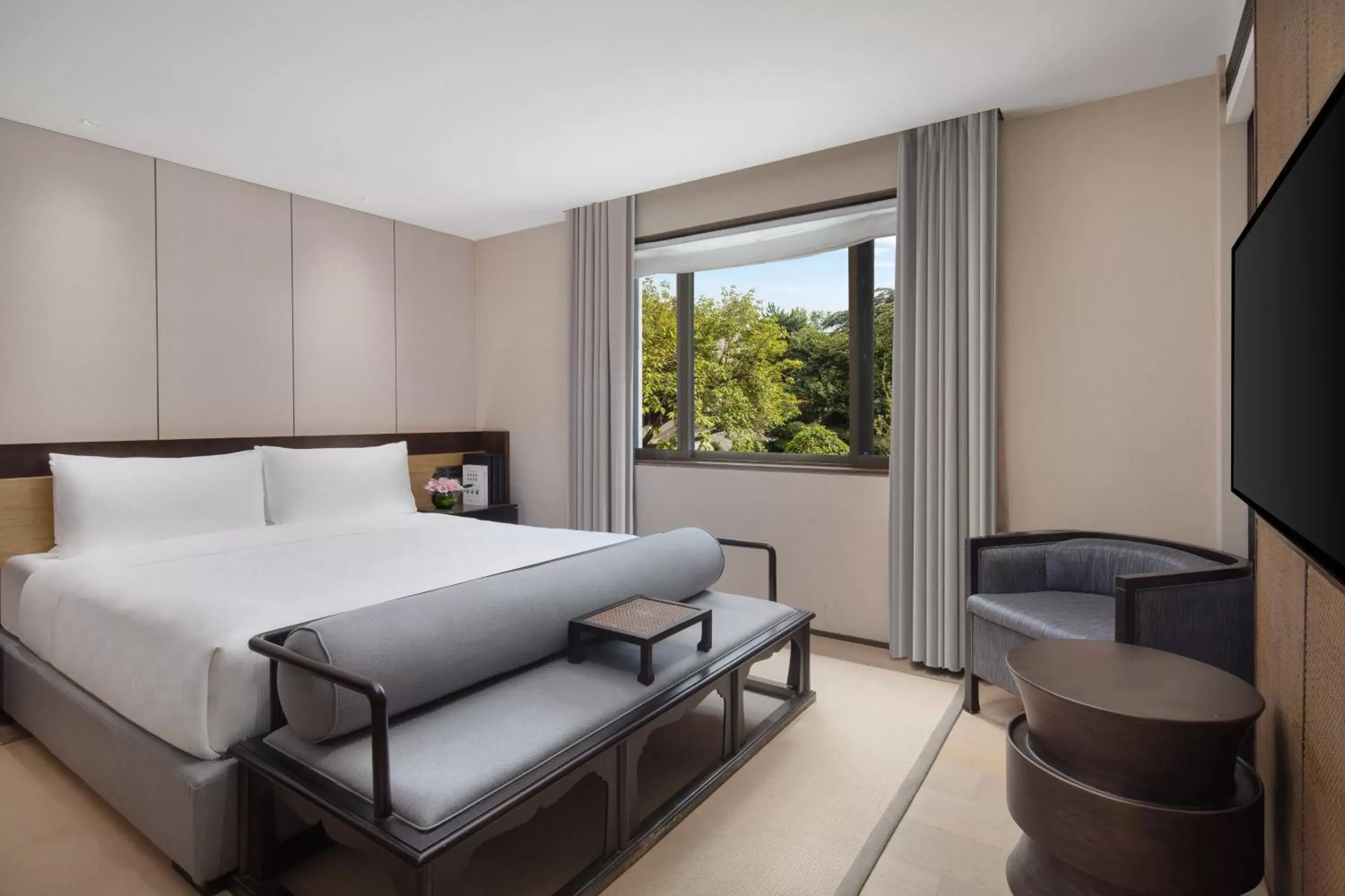 Standard King Room - Non-Smoking in HUALUXE Xi'an Tanghua by IHG Standard King Room - Non-Smoking in HUALUXE Xi'an Tanghua by IHG