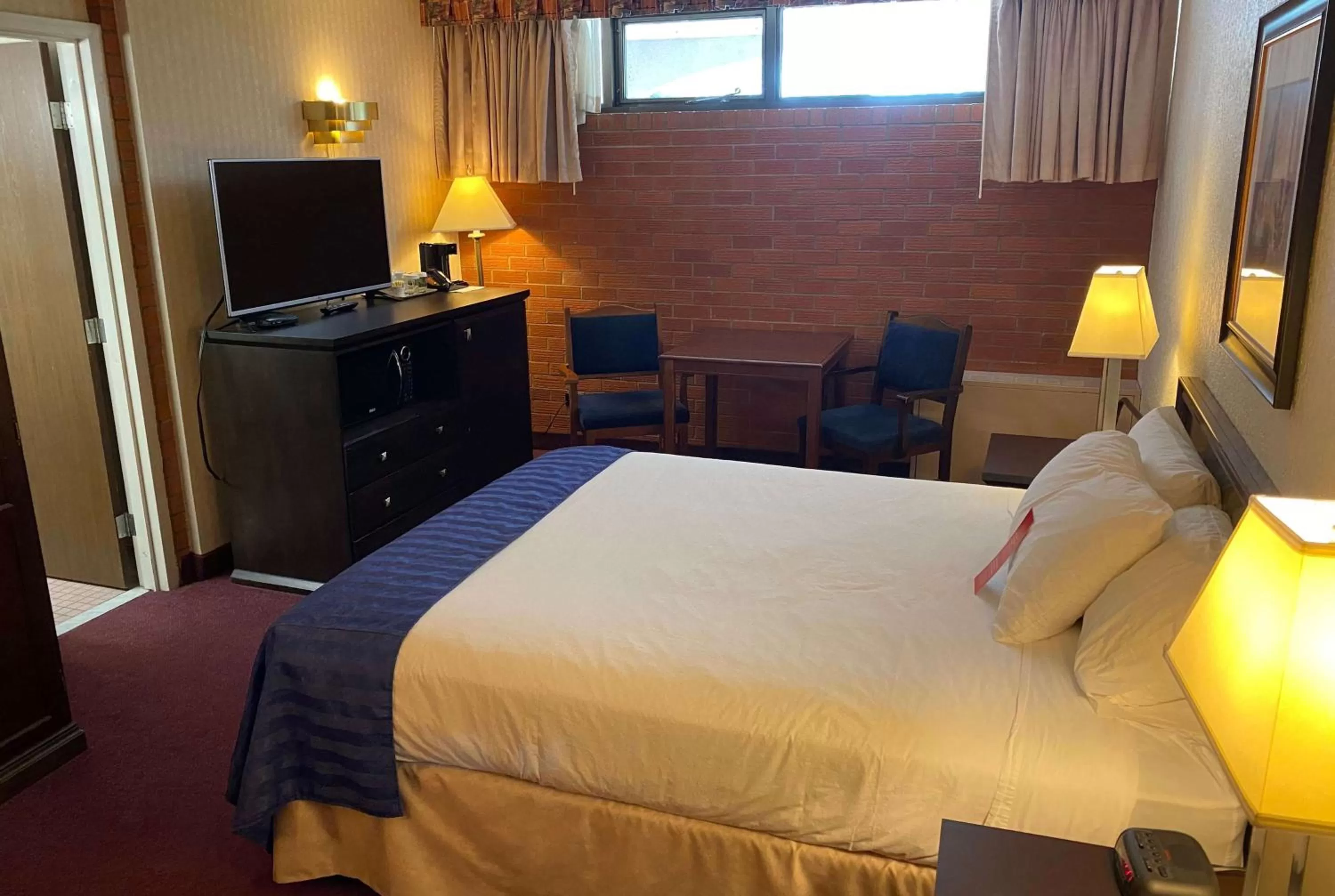 Photo of the whole room, Bed in Ramada by Wyndham Lethbridge