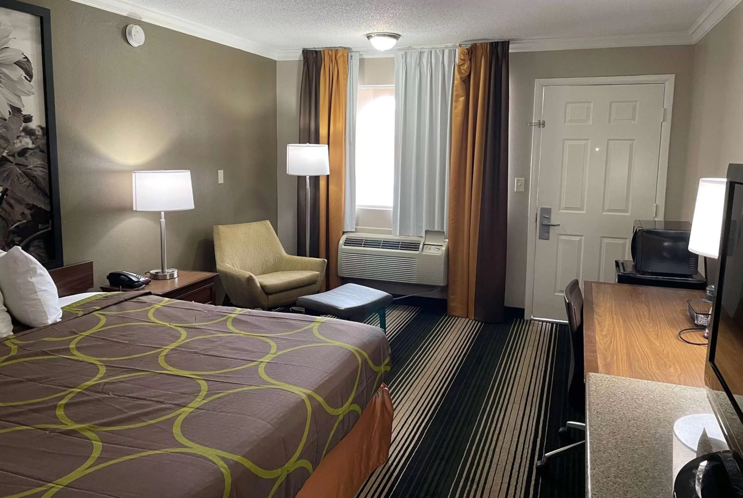 Photo of the whole room, Bed in Deluxe Inn & Suites