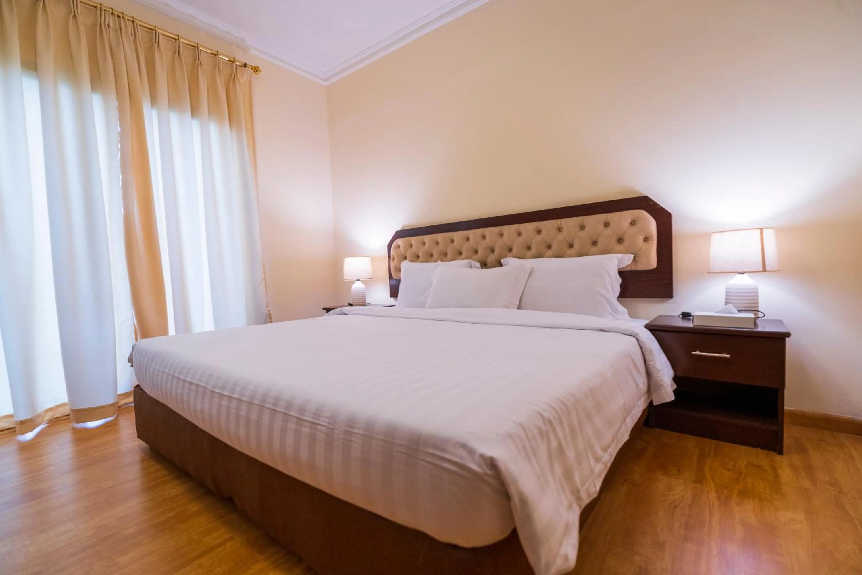 Bedroom, Bed in Majestic Hotel