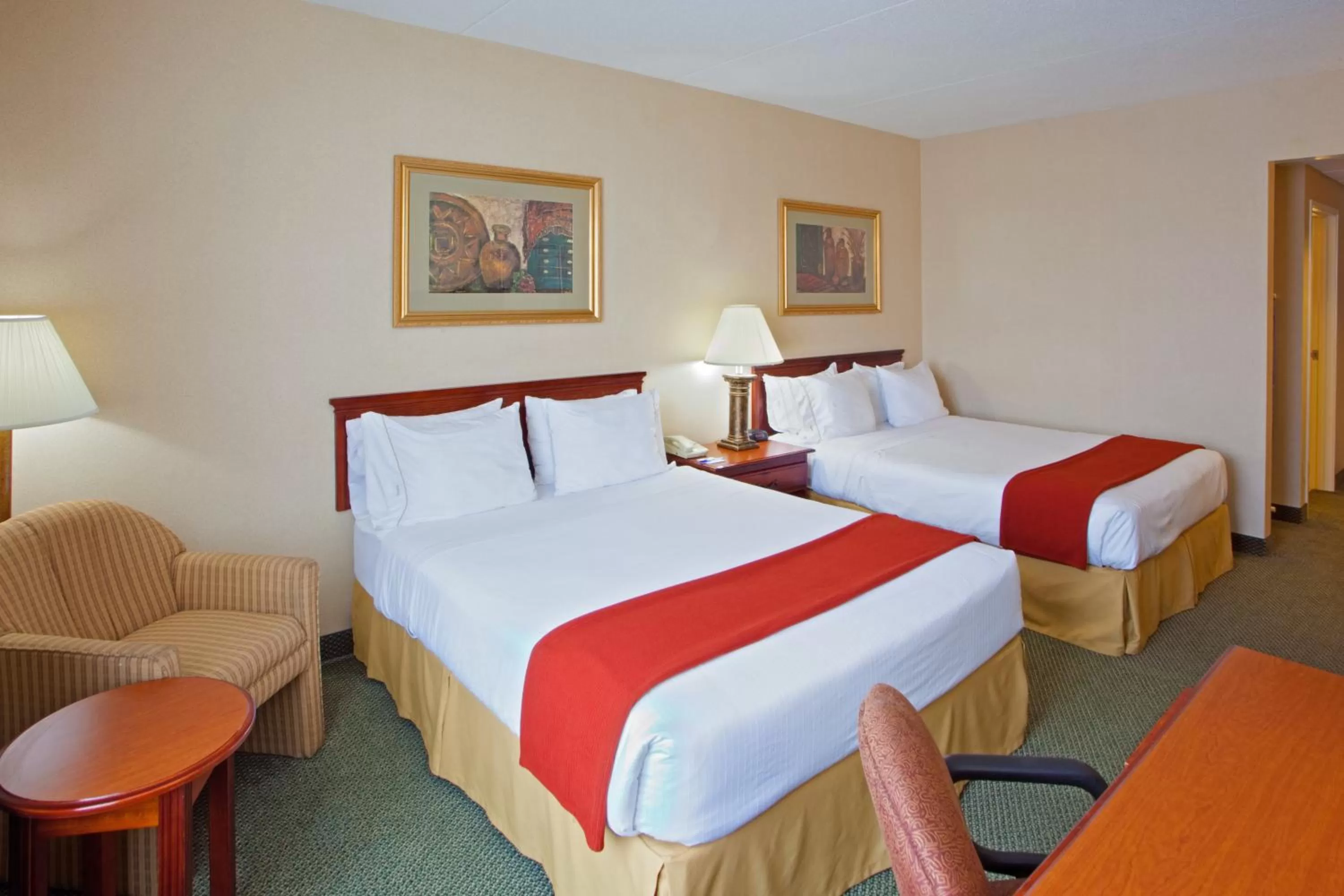 Photo of the whole room, Bed in Holiday Inn Express Hanover by IHG