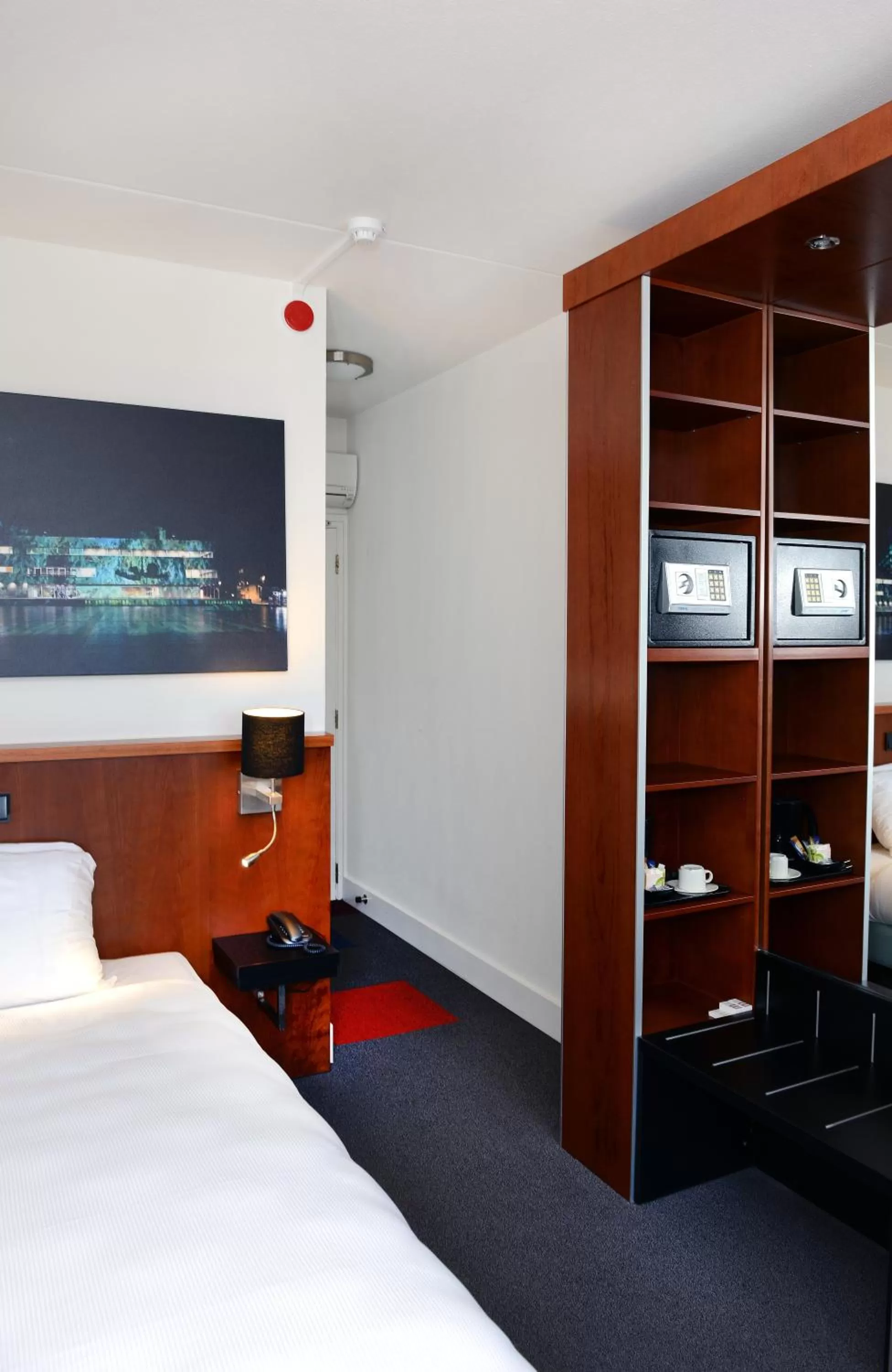 Photo of the whole room, TV/Entertainment Center in Amrâth Hotel Eindhoven