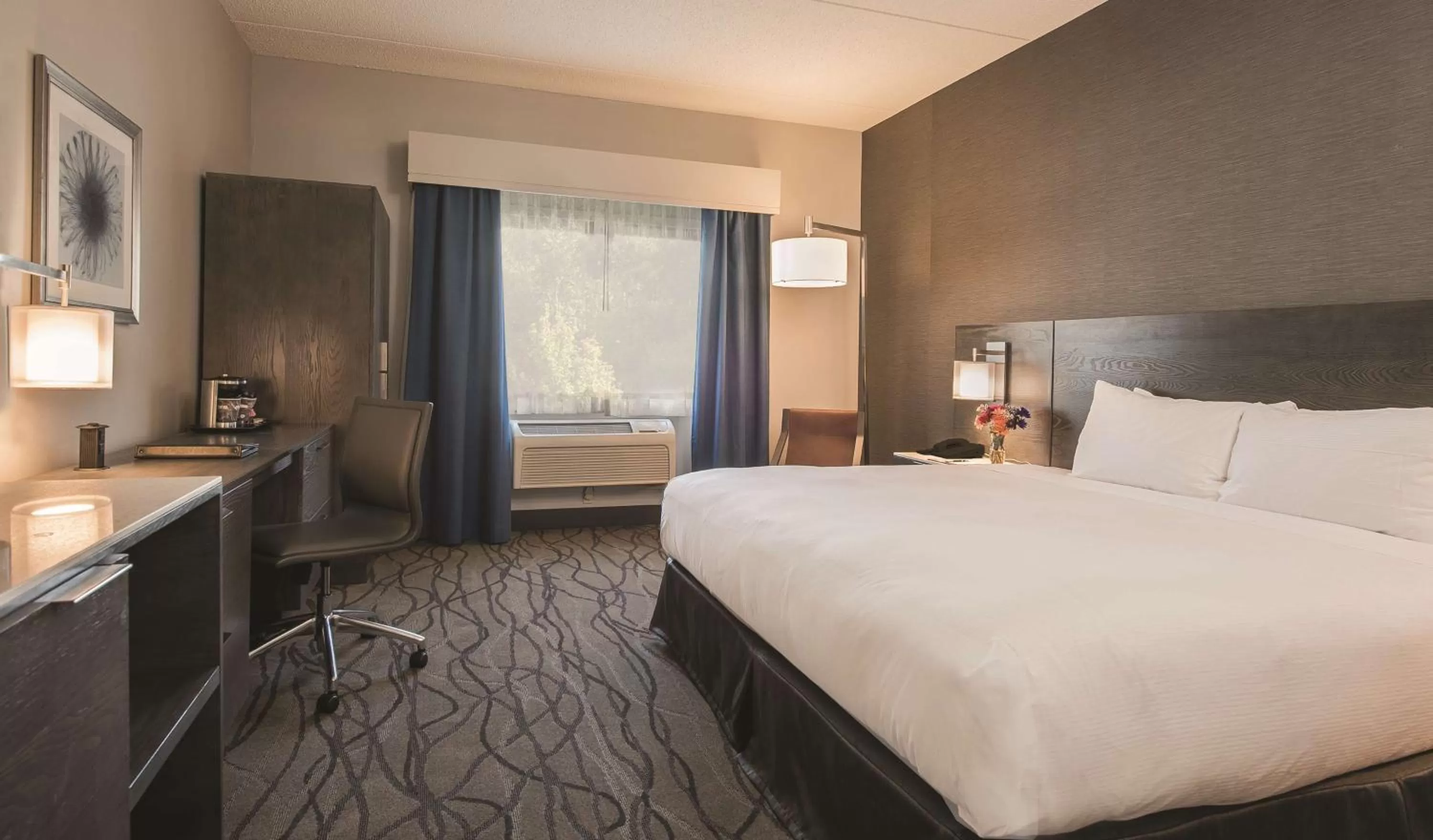 Bedroom, Bed in DoubleTree by Hilton Racine Harbourwalk