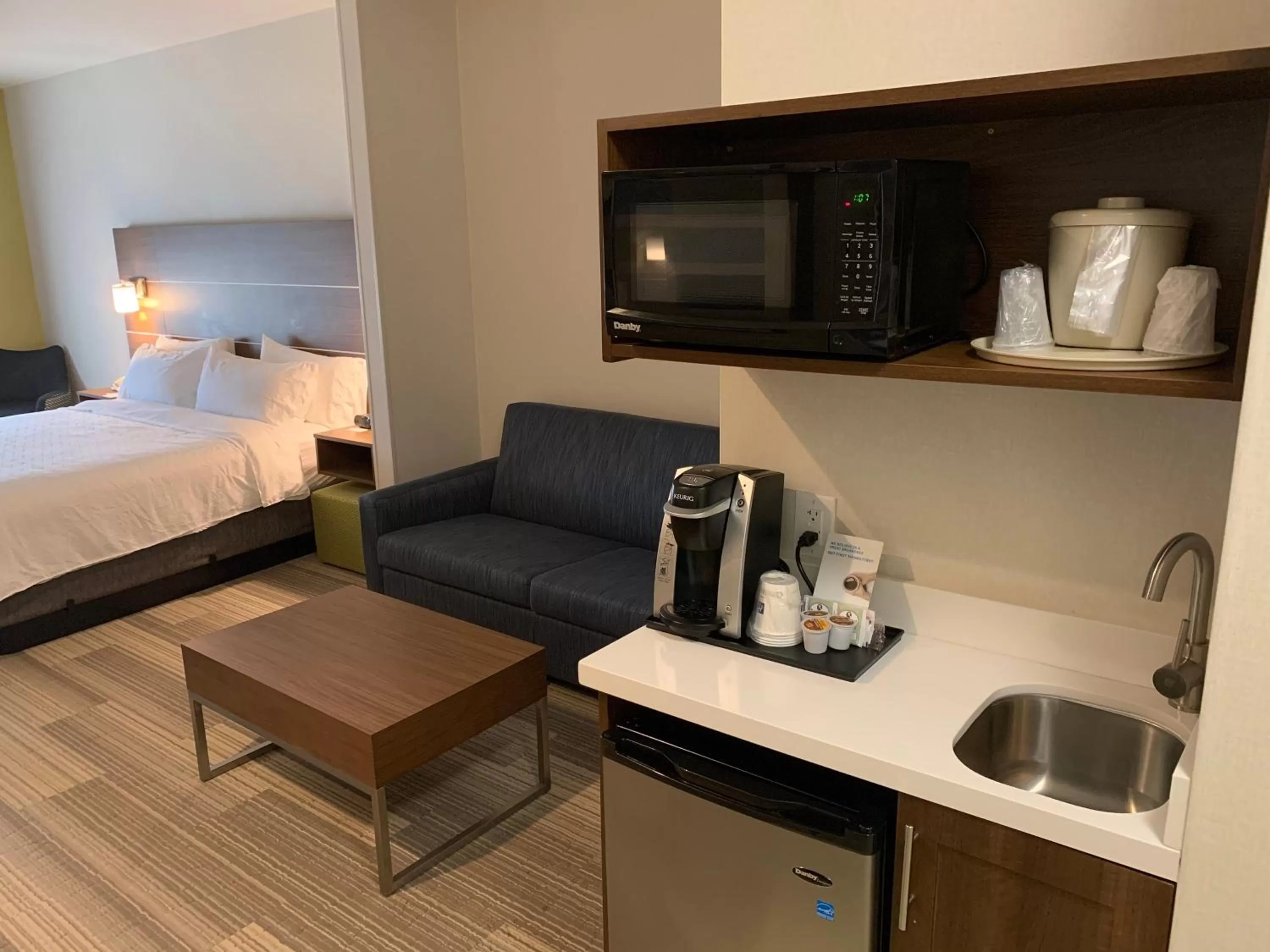 Bedroom, Bed in Holiday Inn Express & Suites Beaumont - Oak Valley by IHG