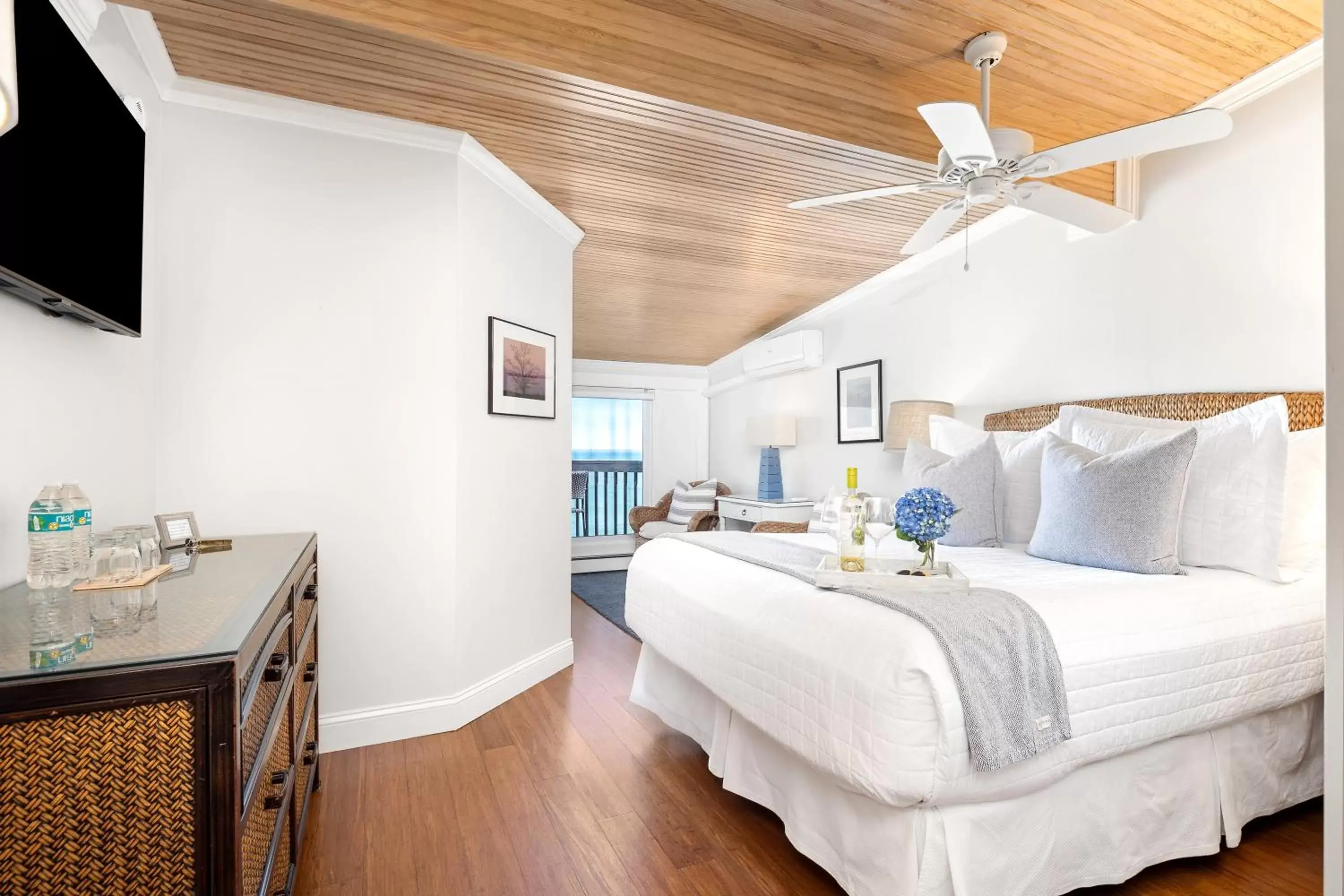 Deluxe Queen Room with Balcony and Sea View in Inn on the Sound Deluxe Queen Room with Balcony and Sea View in Inn on the Sound